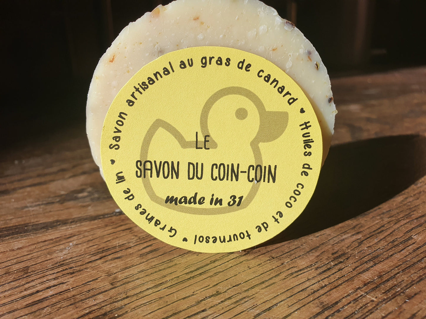Le "Savon du coin-coin", savon artisanal surgras saponifié à froid et exfolient à la graisse de canard, aux graines de lin et aux huiles essentielles