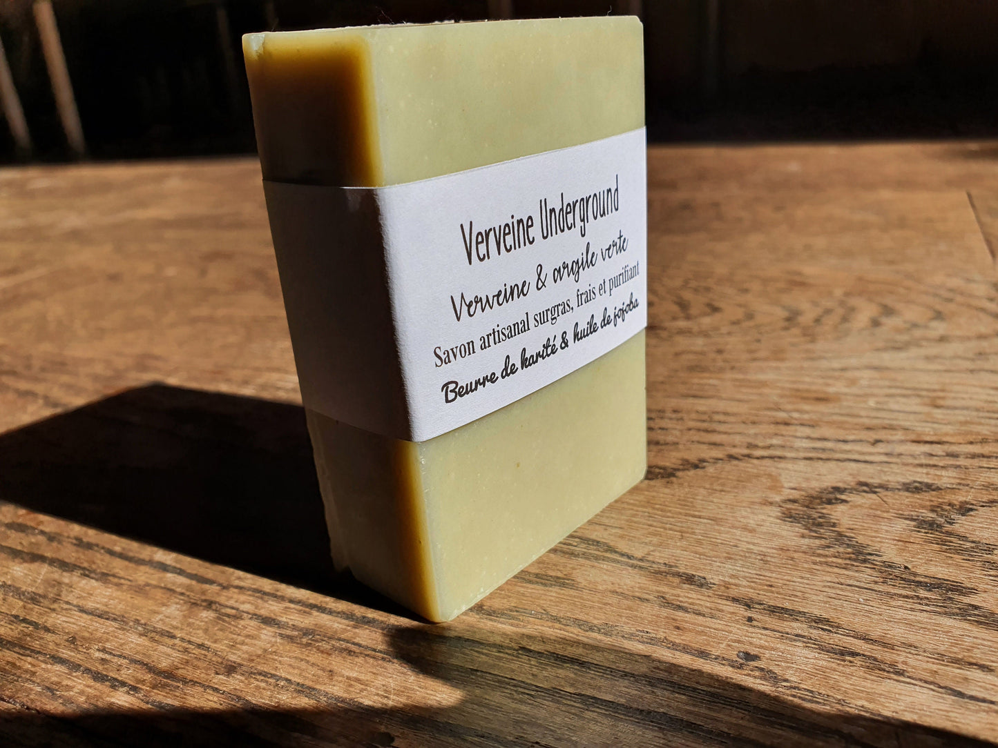 Le "Verveine Underground", savon artisanal surgras saponifié à froid purifiant pour les peaux grasses à l'argile verte, verveine, huile de coco et beurre de karité