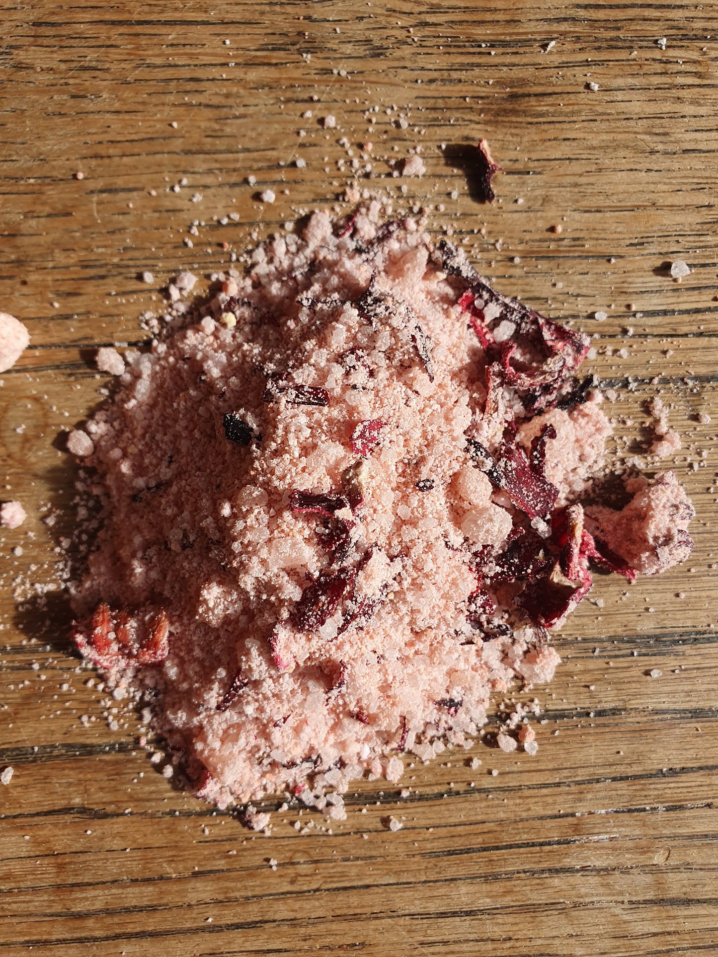Sels de bain décontractants et reminéralisants "Hibiscus et fruits rouges" au sel rose de l'Himalaya et fleurs d'hibiscus
