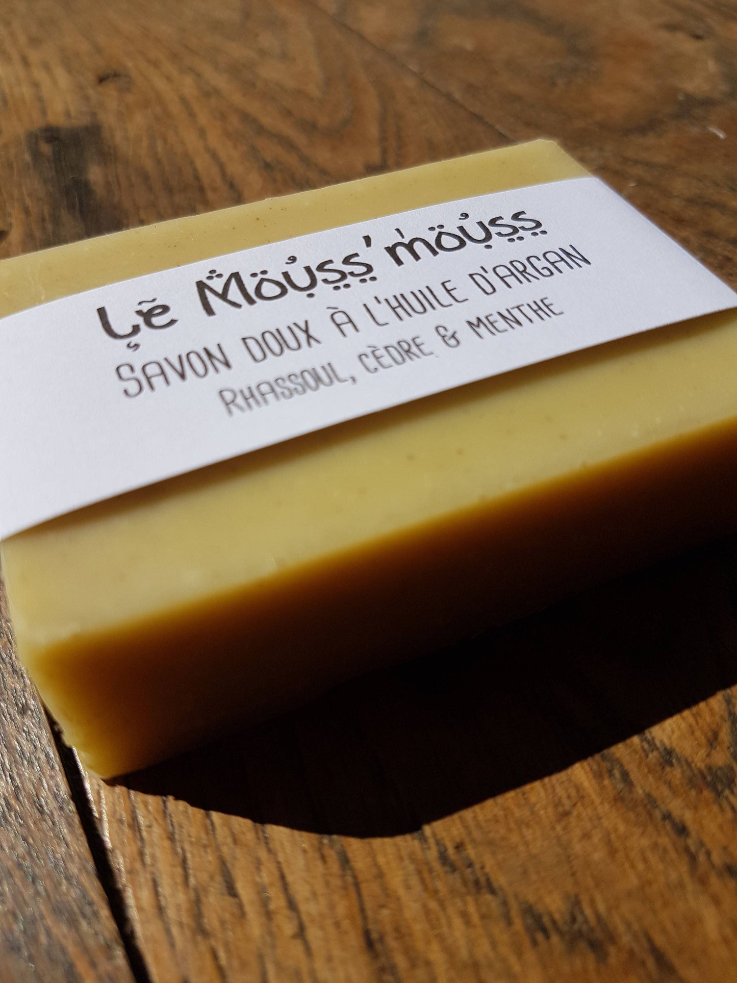 Le "Mouss'mouss", savon artisanal surgras saponifié à froid douceur et hydratation à l'huile d'argan, au rhassoul et huiles essentielles de cèdre, menthe et orange douce