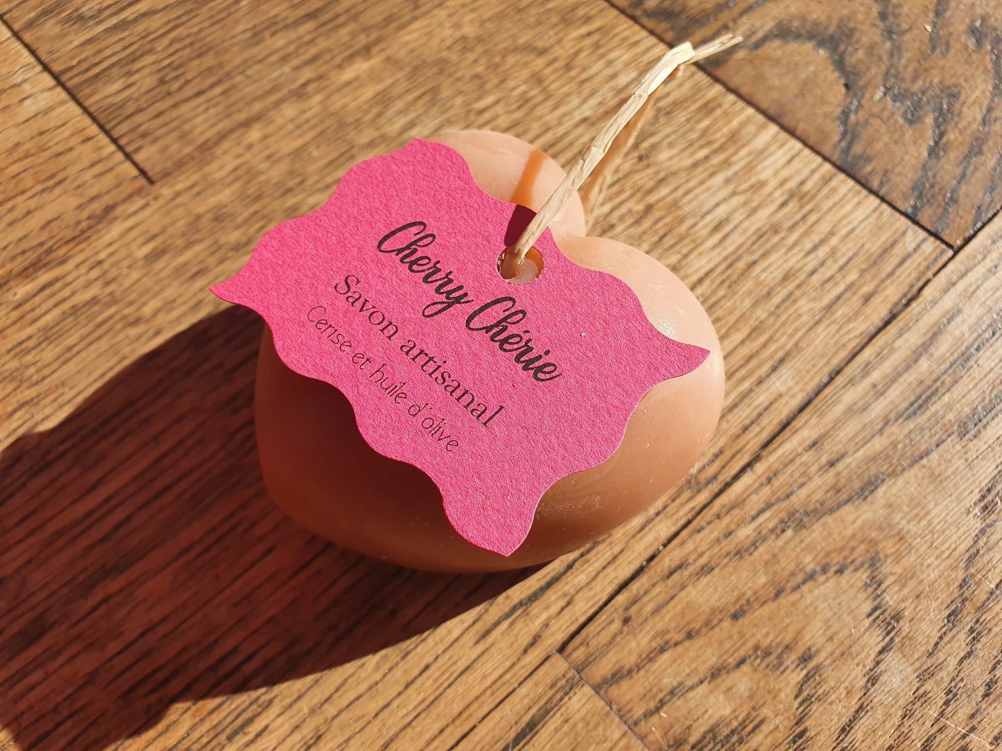 Le "Cherry chérie", savon artisanal surgras saponifié à froid aux huiles végétales de coco, olive, beurre de karité et parfumé à la cerise