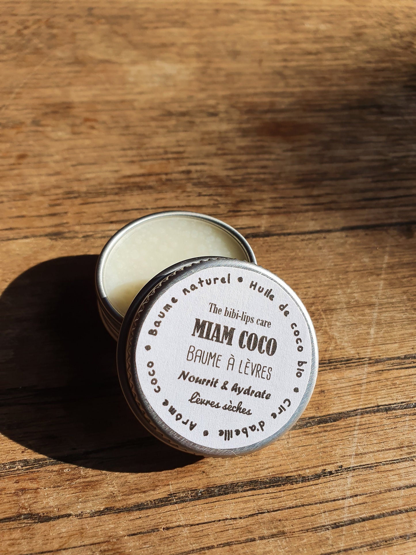 Le "Miam Coco", baume à lèvres à l'huile de coco bio, beurre de cacao, cire d'abeille et arôme naturel de coco pour les lèvres sèches et déshydratées