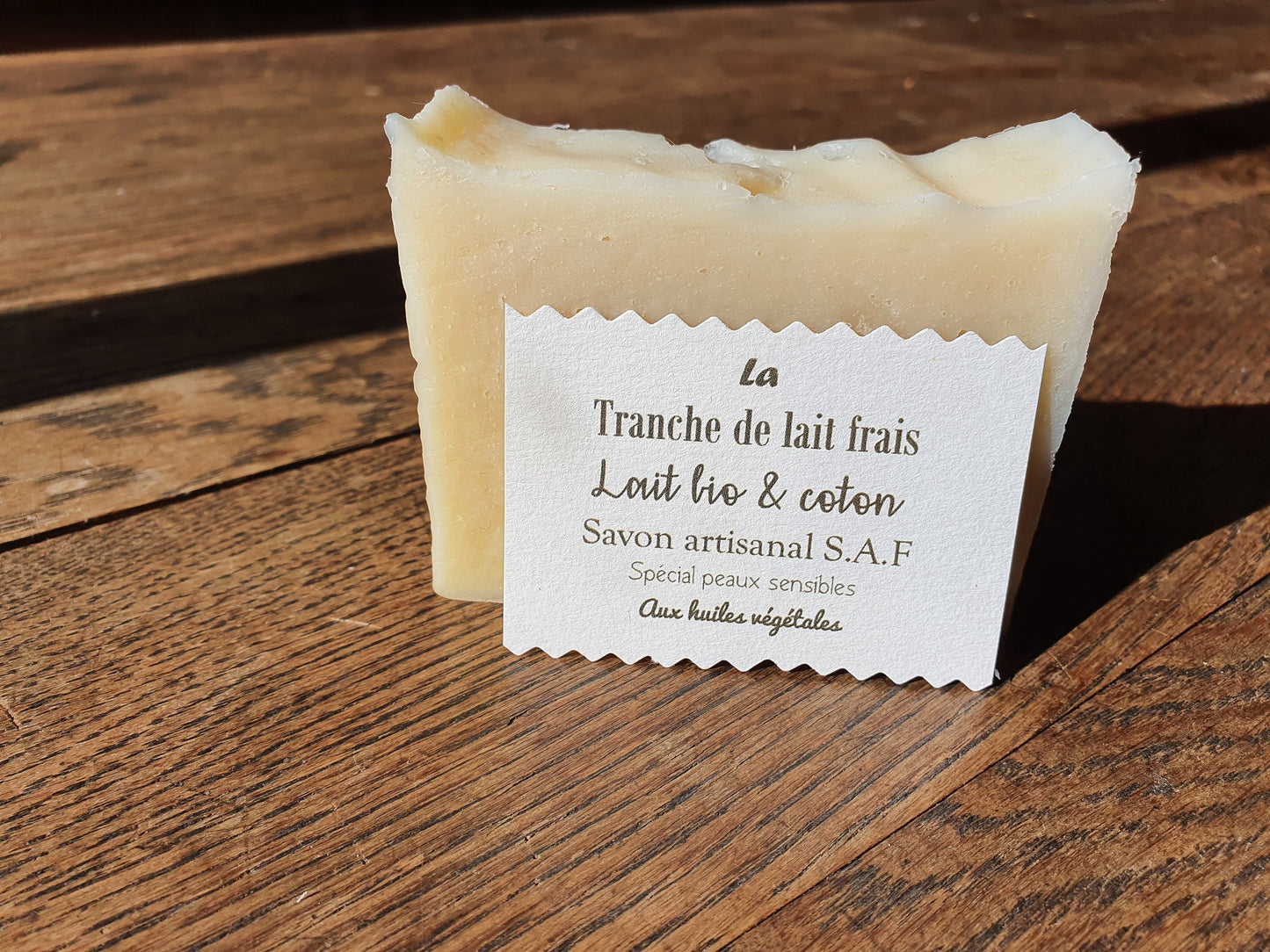 La "Tranche de lait frais", savon artisanal surgras saponifié à froid au lait bio et parfumé au coton pour les peaux fragiles et sensibles