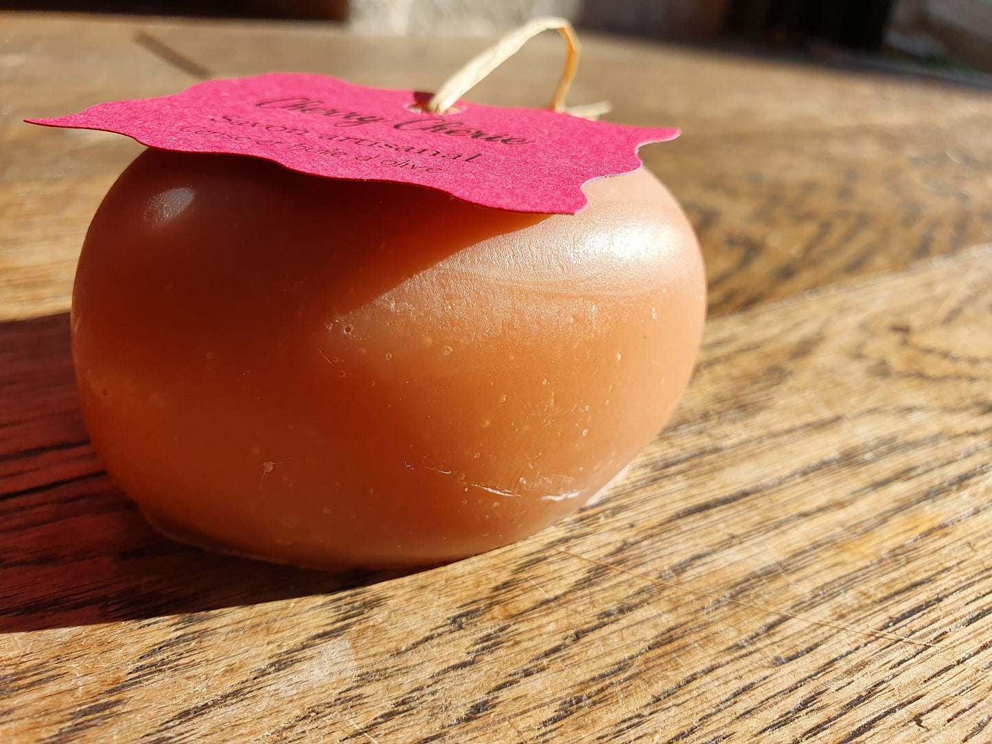 Le "Cherry chérie", savon artisanal surgras saponifié à froid aux huiles végétales de coco, olive, beurre de karité et parfumé à la cerise