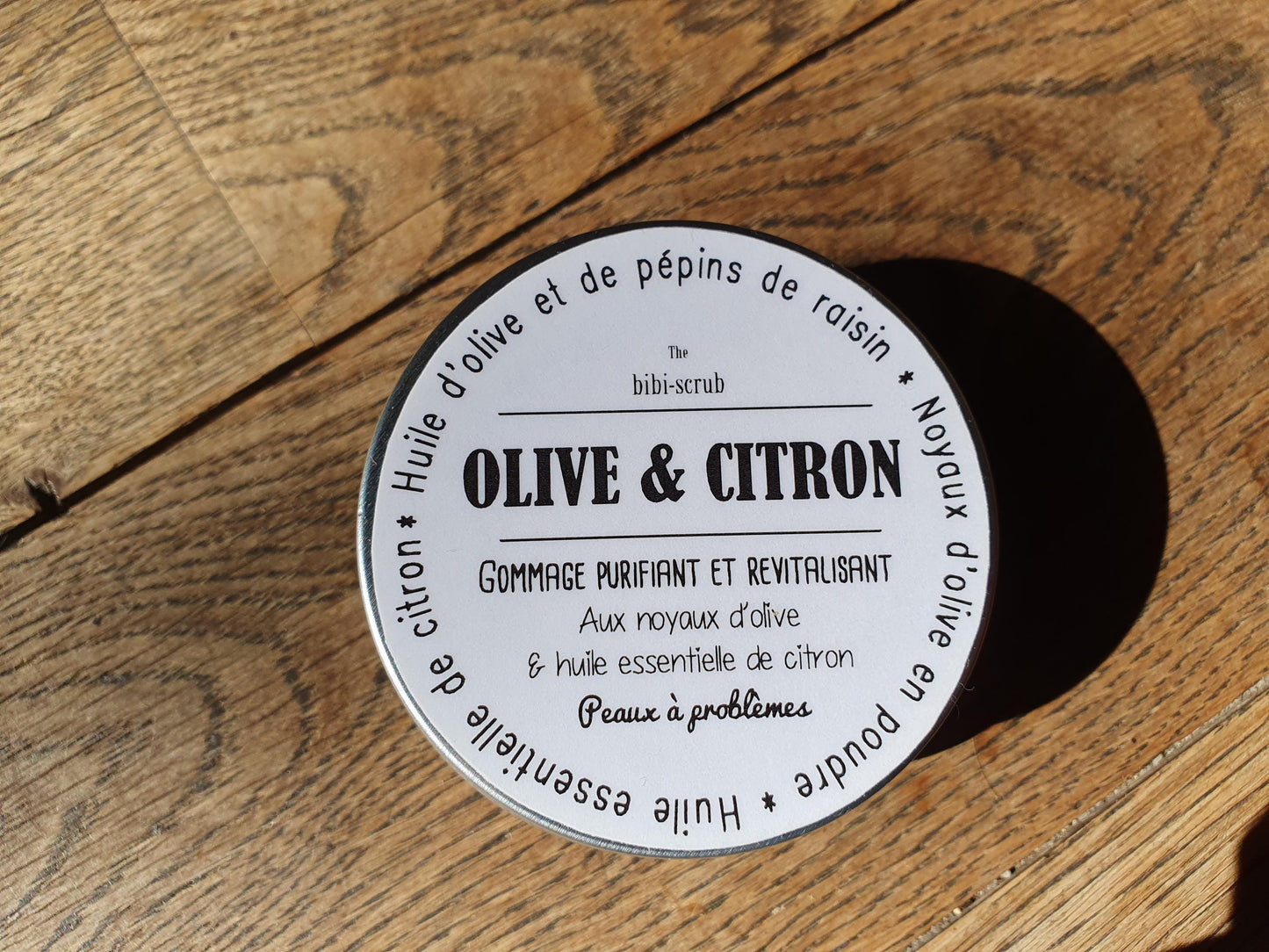 Le "Olive et citron", gommage scrub exfolient doux pour le visage à l'huile d'olive et à l'huile essentielle de citron pour les peaux acnéiques