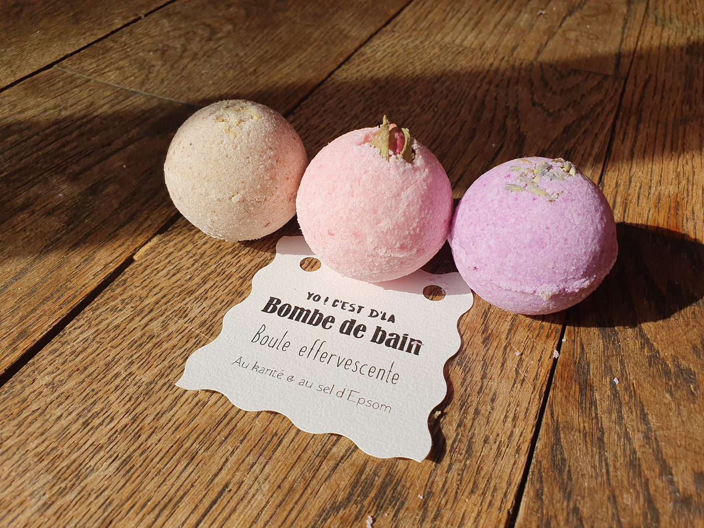 Pochon de 3 petites boules bombes de bain artisanales parfumées effervescentes au beurre de karité et au sel d'Epsom relaxant