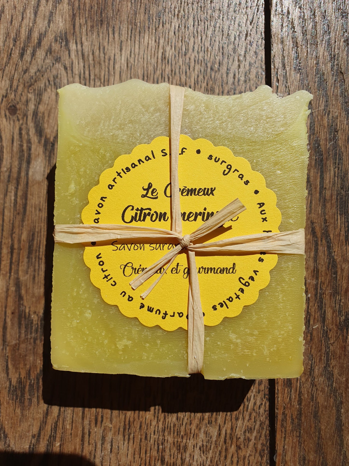 Le "Crémeux citron meringué", savon artisanal surgras saponifié à froid aux huiles végétales et parfumé au citron gourmand