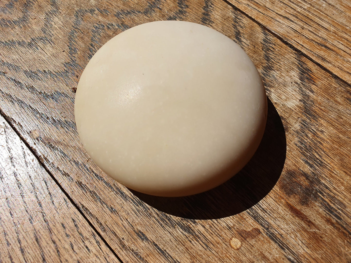 Ma "Douceur de violette", savon artisanal surgras saponifié à froid aux huiles végétales de coco, olive, beurre de karité et à la violette