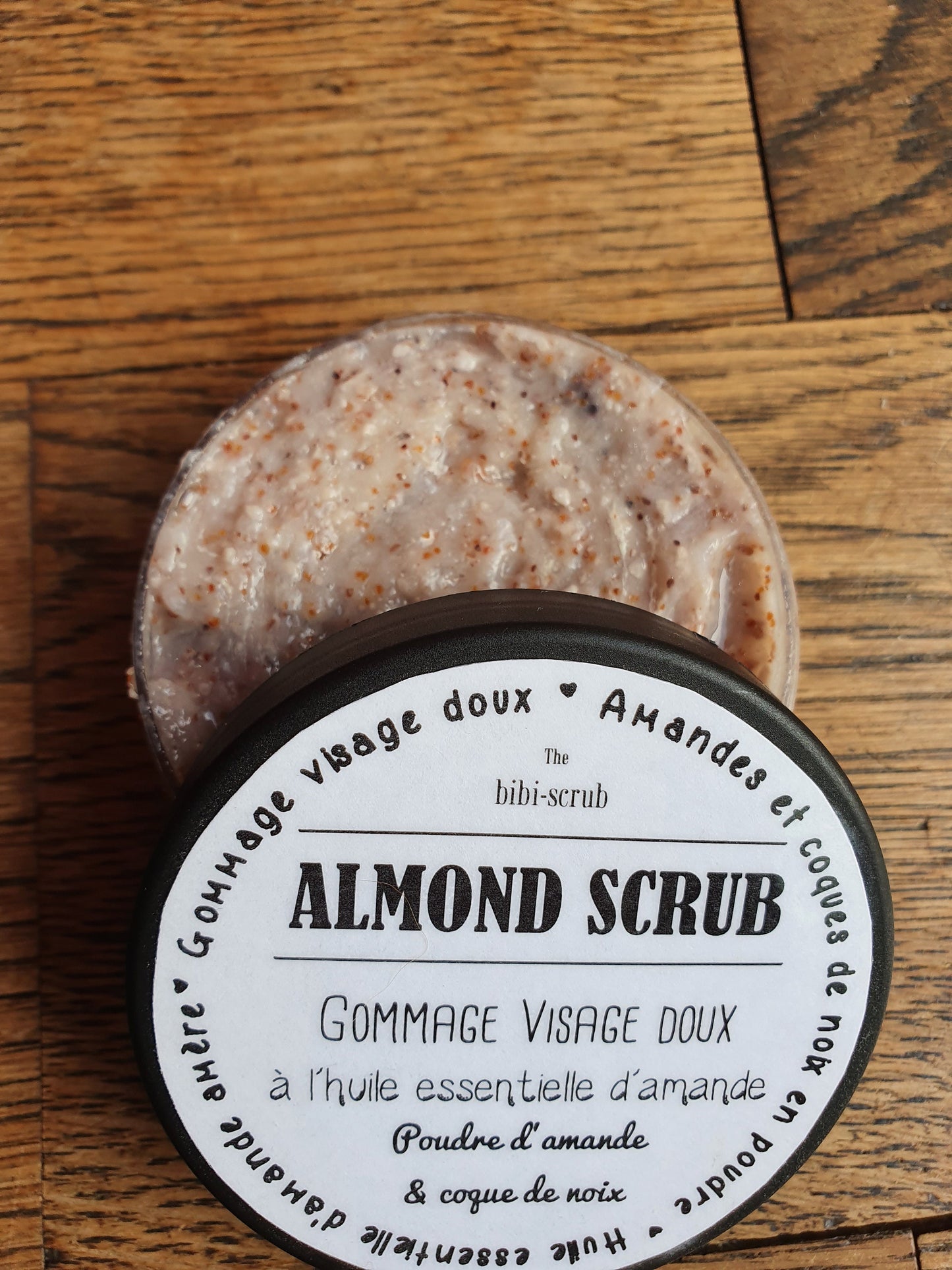 Le "Almond scrub", gel scrub gommant gommage visage adoucissant et nourrissant à l'amande pour les peaux gourmandes et déshydratées