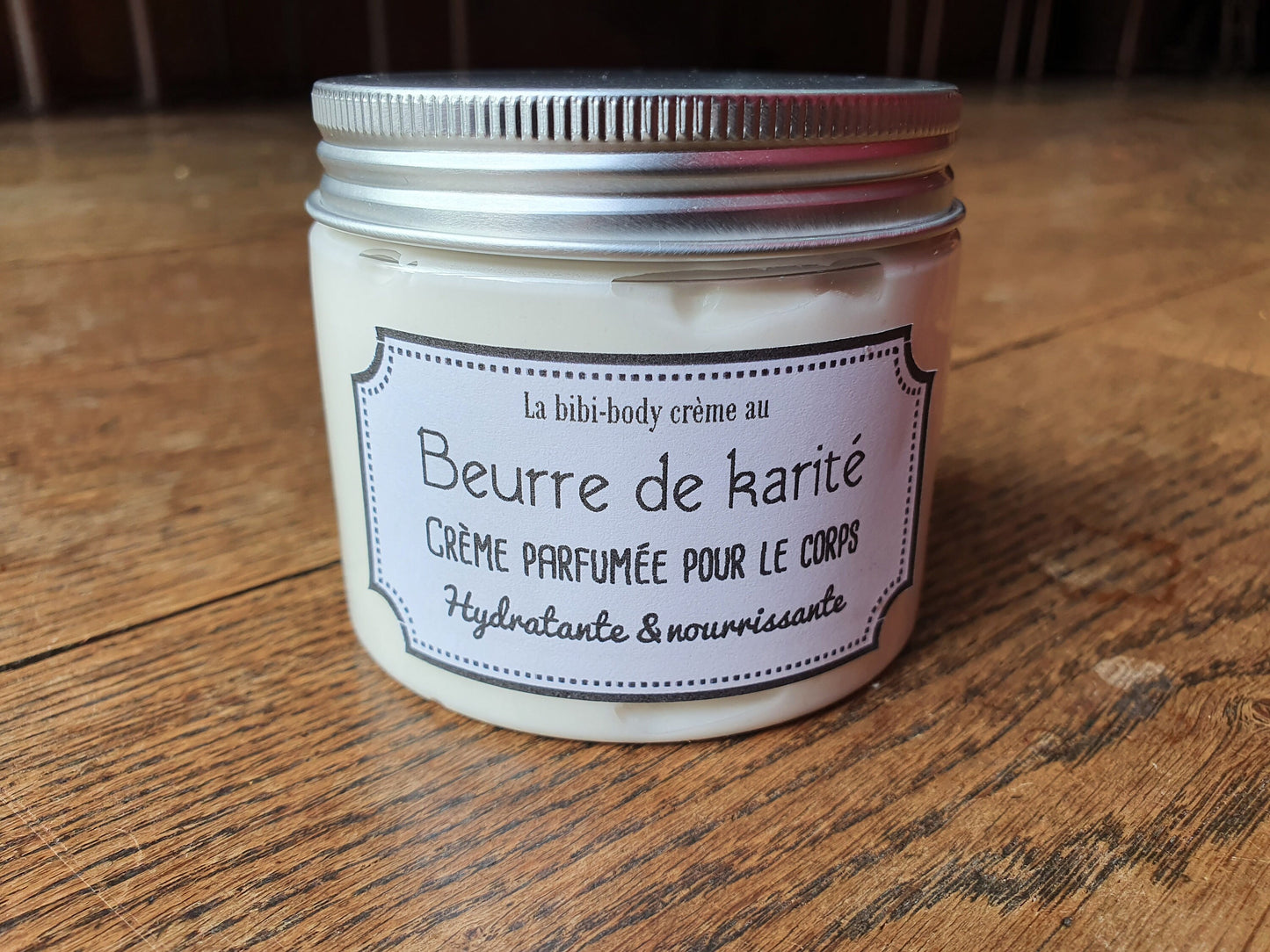 La "Body-crème au beurre de karité", crème nourrissante et hydratante parfumée pour le corps au beurre de karité et huile d'abricot