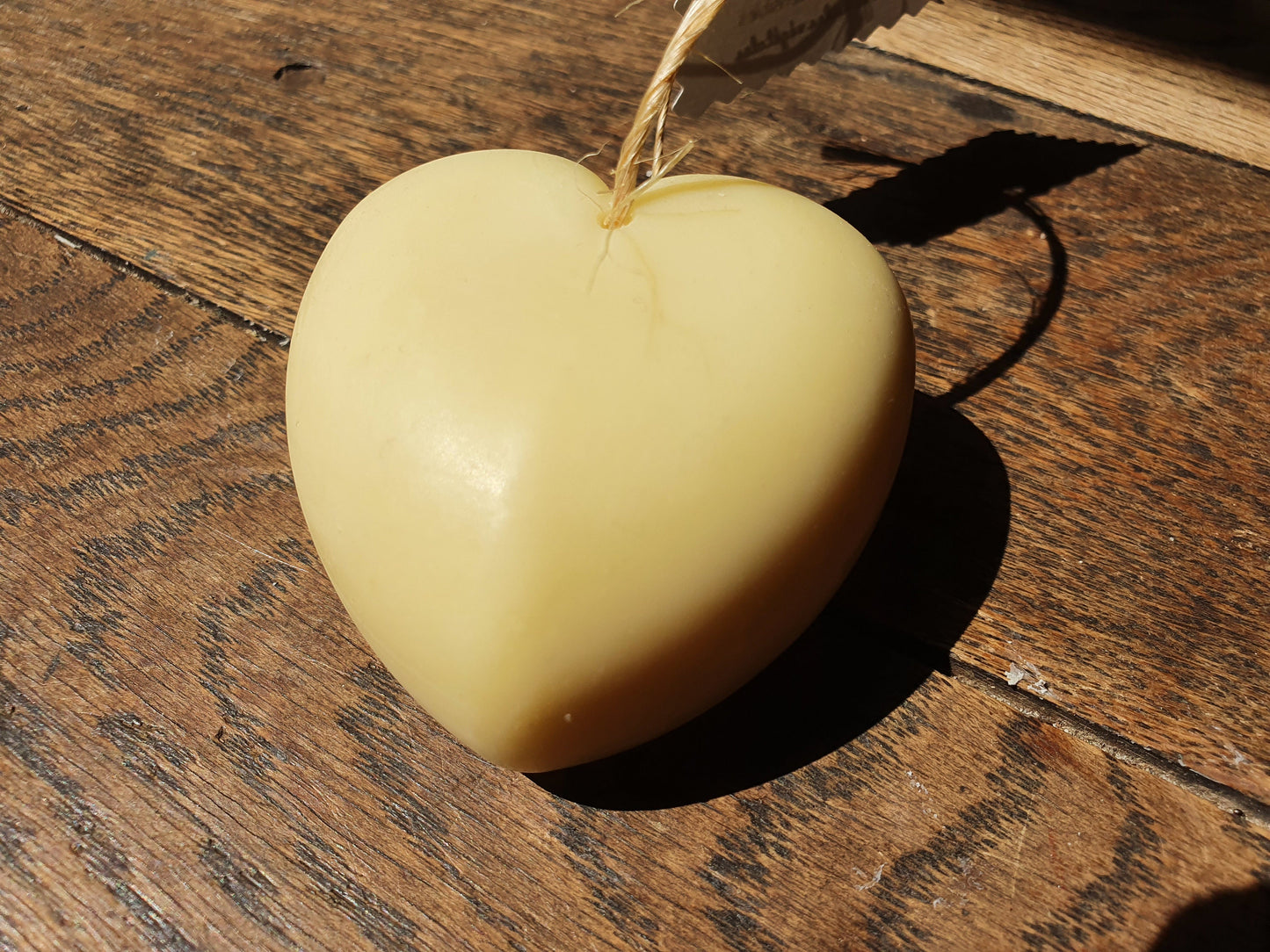 Le "Cœur au lait frais et coton", savon artisanal surgras saponifié à froid tout doux au lait bio et parfumé au coton pour les peaux fragiles et sensibles