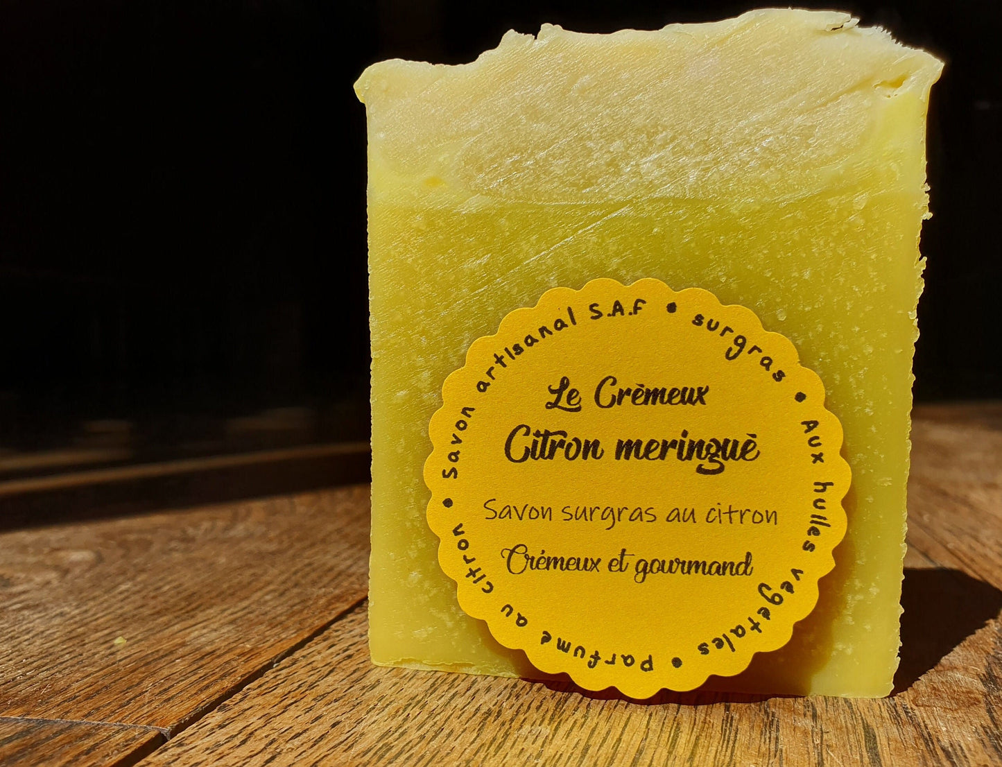 Le "Crémeux citron meringué", savon artisanal surgras saponifié à froid aux huiles végétales et parfumé au citron gourmand