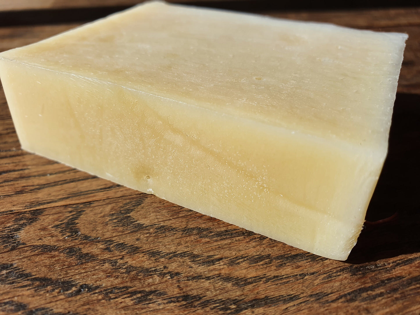 La "Tranche de lait frais", savon artisanal surgras saponifié à froid au lait bio et parfumé au coton pour les peaux fragiles et sensibles