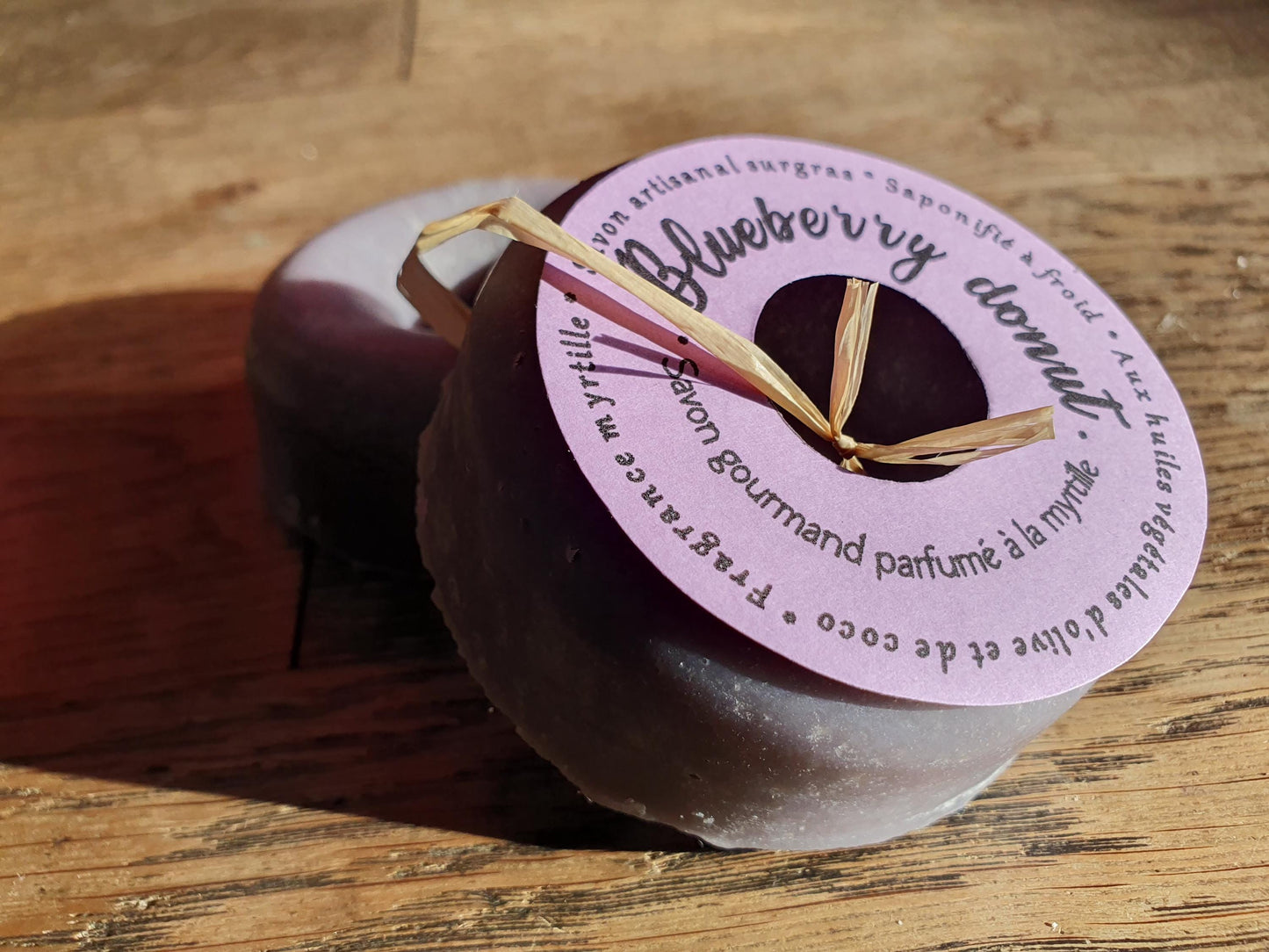 Le "Blueberry donut", savon artisanal surgras saponifié à froid parfumé à la myrtille