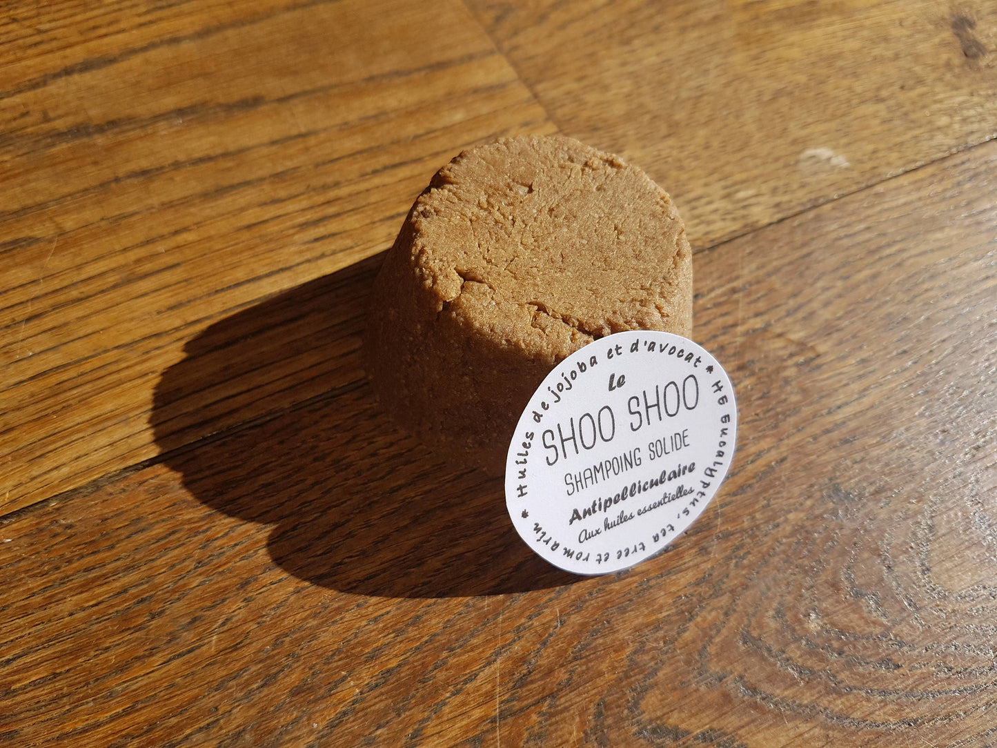Le "Shoo Shoo antipelliculaire", shampoing solide artisanal aux huiles essentielles de romarin, de tea tree et d'eucalyptus contre les pellicules
