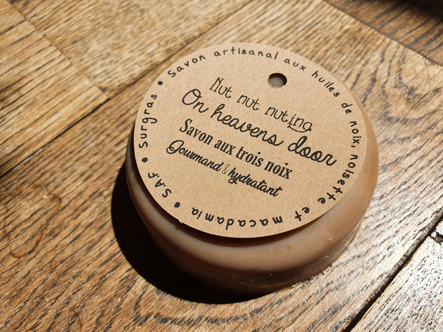 Le "Nut nut nuting on heavens door", savon artisanal surgras saponifié à froid aux huiles de noix, noisette et macadamia gourmand et hydratant