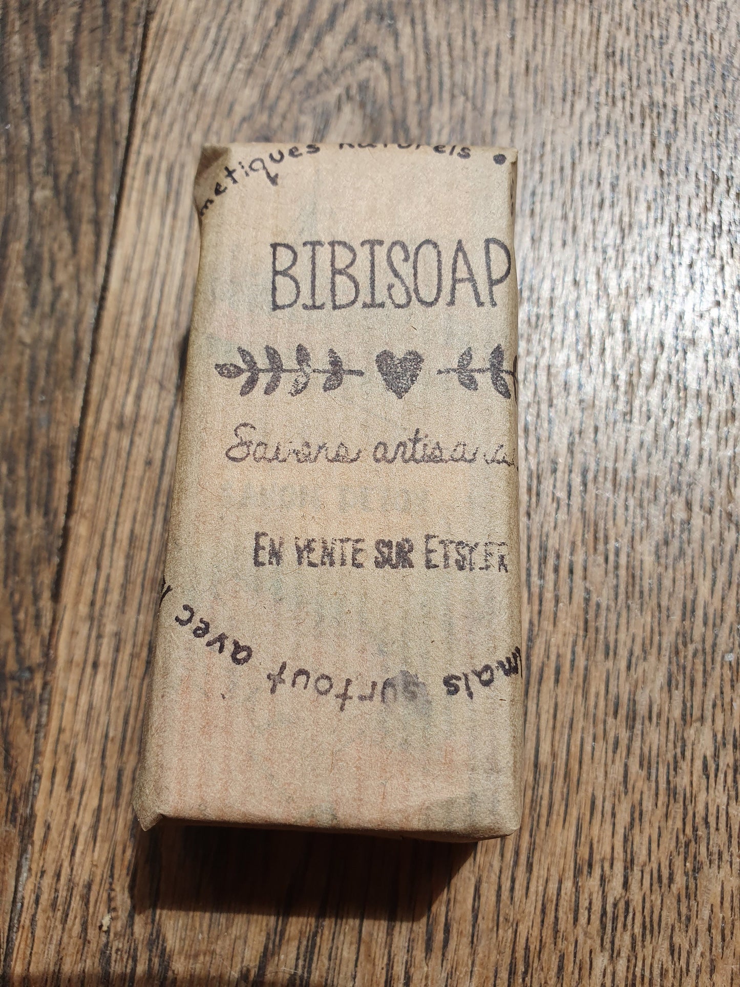 La "Barre à mine", savon artisanal surgras saponifié à froid detox au charbon et à l'aloe vera purifiant visage et corps, à l'huile de ricin et beurre de karité