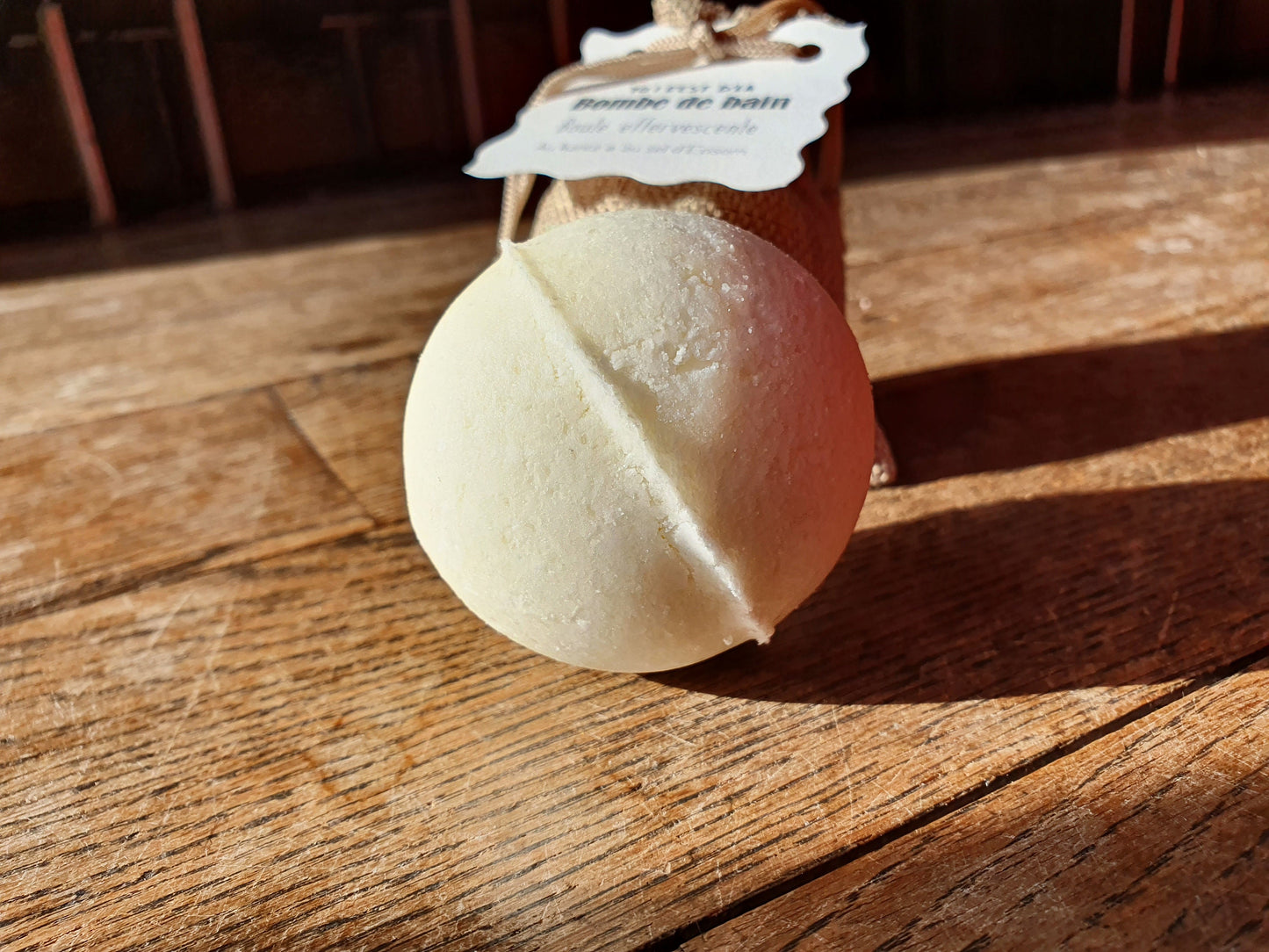 La boule de bain effervescente "Yo ! C'est d'la bombe de bain !" au beurre de karité et au sel d'Epsom relaxant, parfumée au choix