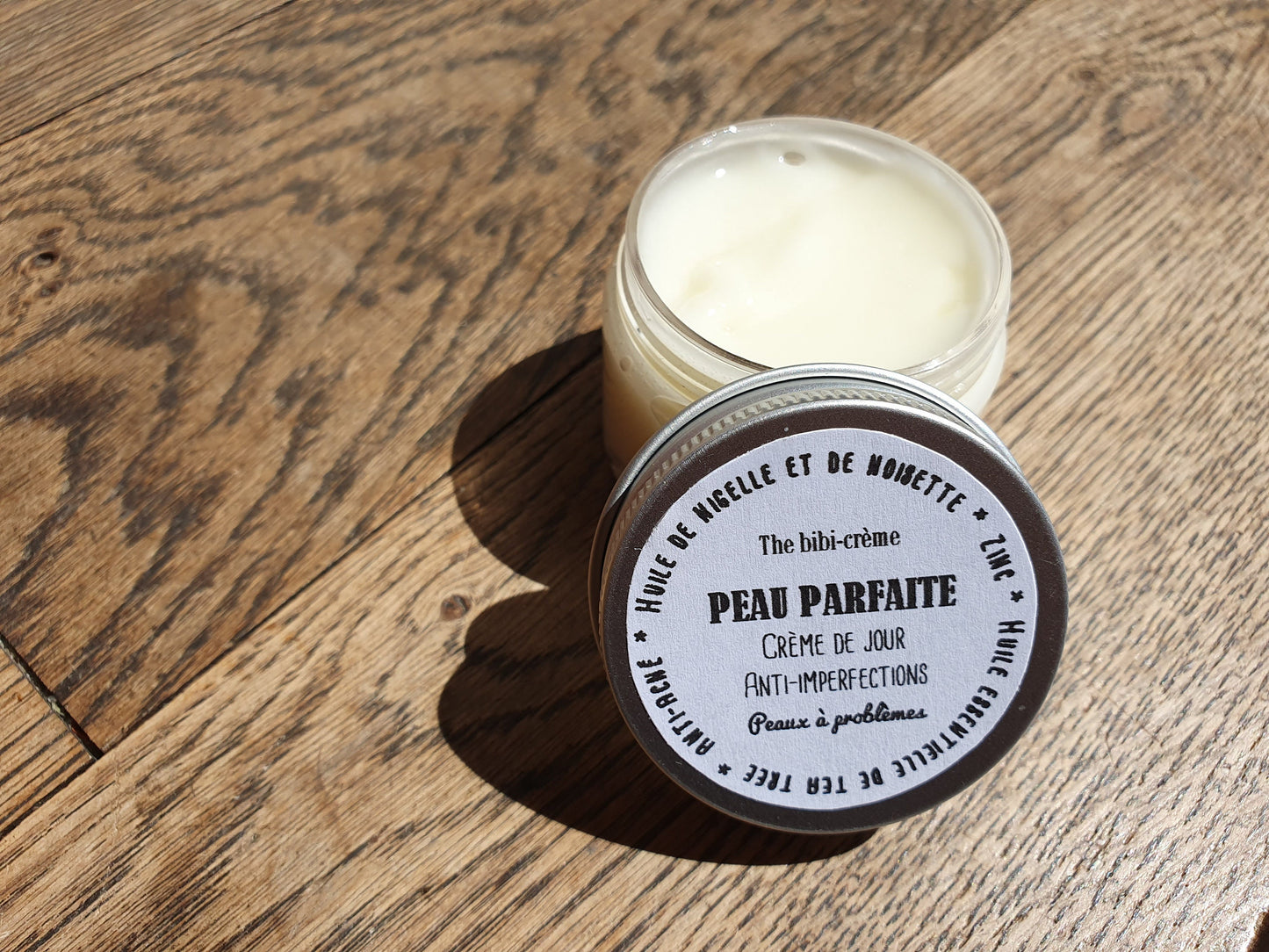 La "Peau parfaite", crème de jour légère zéro bouton anti acné à l'huile essentielle de tea tree, huiles de noisette et nigelle