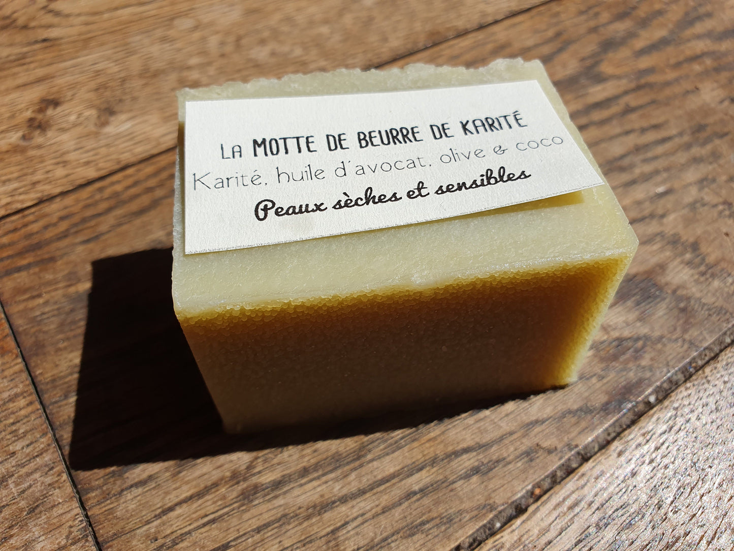 La "Motte de beurre de karité", savon artisanal surgras saponifié à froid au karité et huiles végétales d'olive, avocat et coco pour les peaux sèches et sensibles
