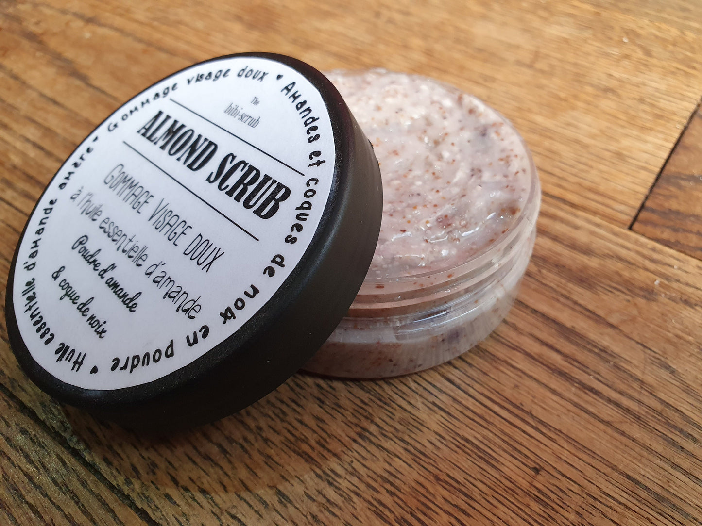 Le "Almond scrub", gel scrub gommant gommage visage adoucissant et nourrissant à l'amande pour les peaux gourmandes et déshydratées