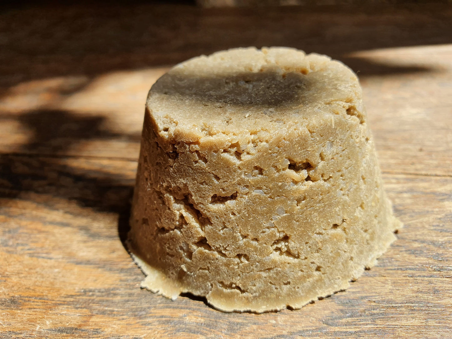 Le "Shoo Shoo, monoï et coco", shampoing solide artisanal pour les cheveux très secs à l'huile de coco, huile d'olive, poudre de guimauve et parfumé au monoï