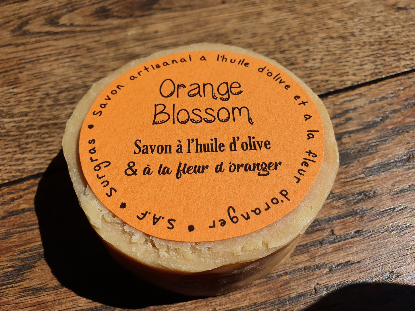 Le "Orange blossom", savon artisanal surgras saponifié à froid à l'huile d'olive et à la fleur d'oranger au parfum divin