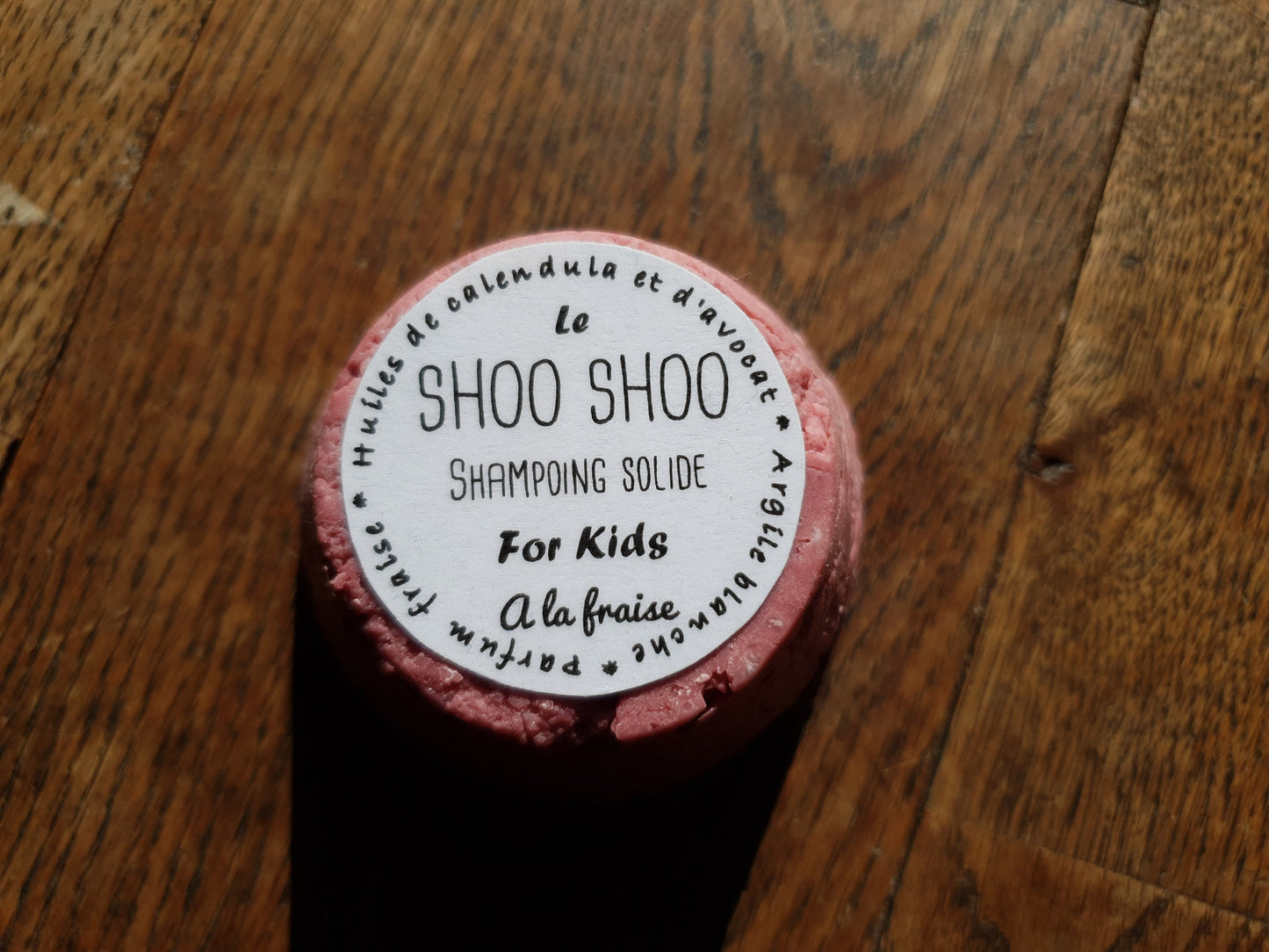 Le "Shoo Shoo for kids", shampoing solide artisanal ultra doux pour les enfants à l'huile d'avocat et de calendula sans huile essentielle, parfumé à la "fraise"