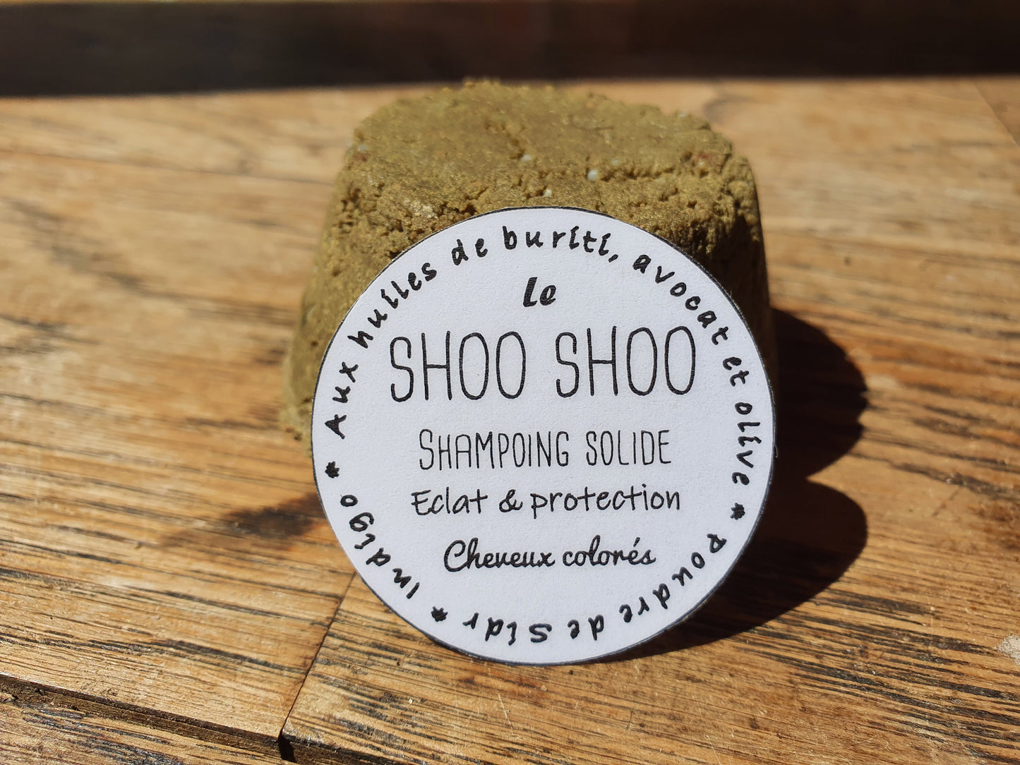 Le "Shoo Shoo cheveux colorés", shampoing solide artisanal à l'huile d'olive, coco, amande douce et poudres ayurvédiques