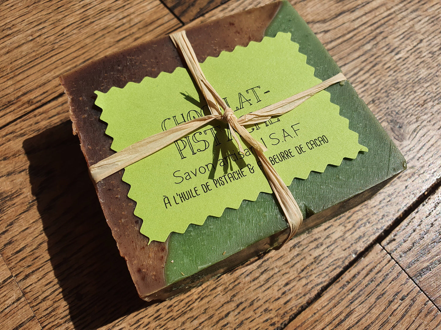 Le "Chocolat-pistache", savon artisanal surgras saponifié à froid divin à l'huile de pistache et au beurre de cacao pour les peaux gourmandes