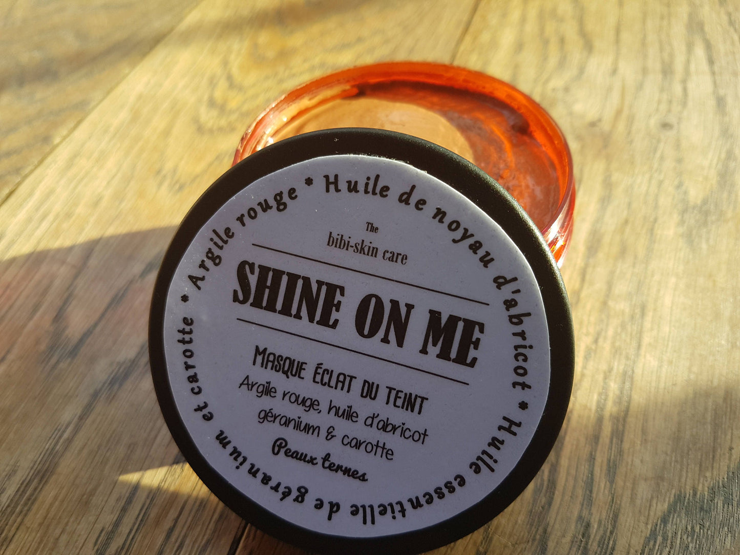 Le "Shine on me", masque pour une peau éclatante et lumineuse à l'argile rouge, à l'huile d'abricot, huile essentielle de géranium et de carotte