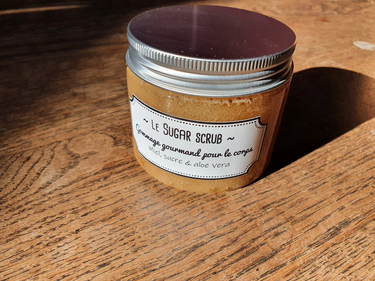 Le "Sugar Scrub" gommage pour le corps sucre, au miel et au gel d'aloe vera pour une peau nourrie, exfoliée et éclatante