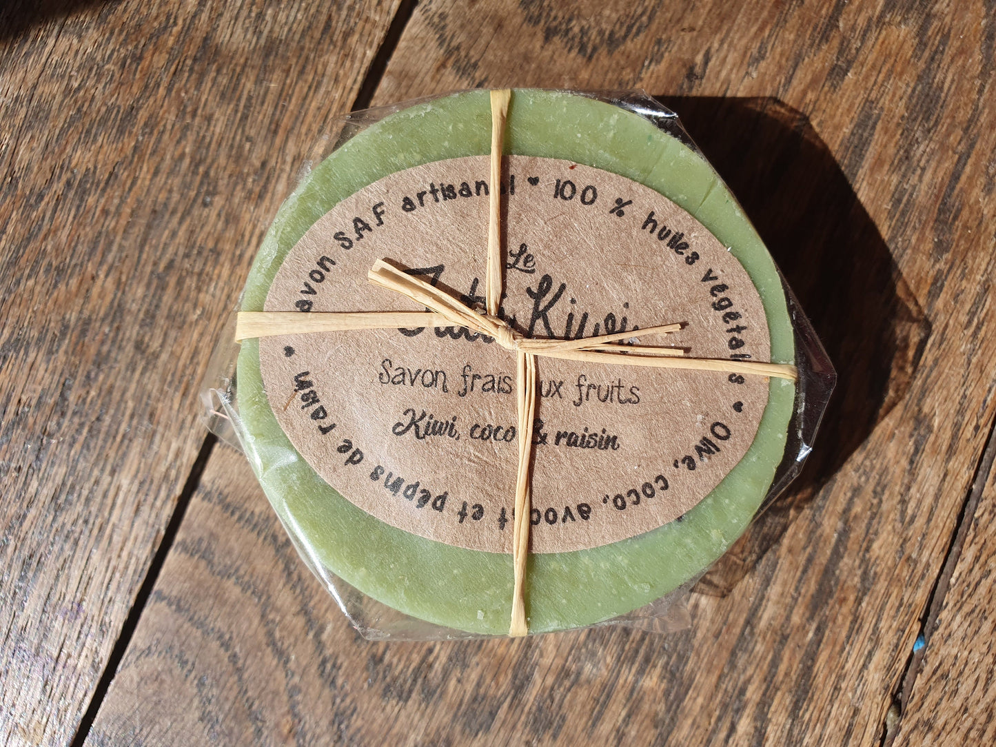 Le "Tutti Kiwi", savon artisanal surgras saponifié à froid frais aux huiles végétales et parfumé au fruit