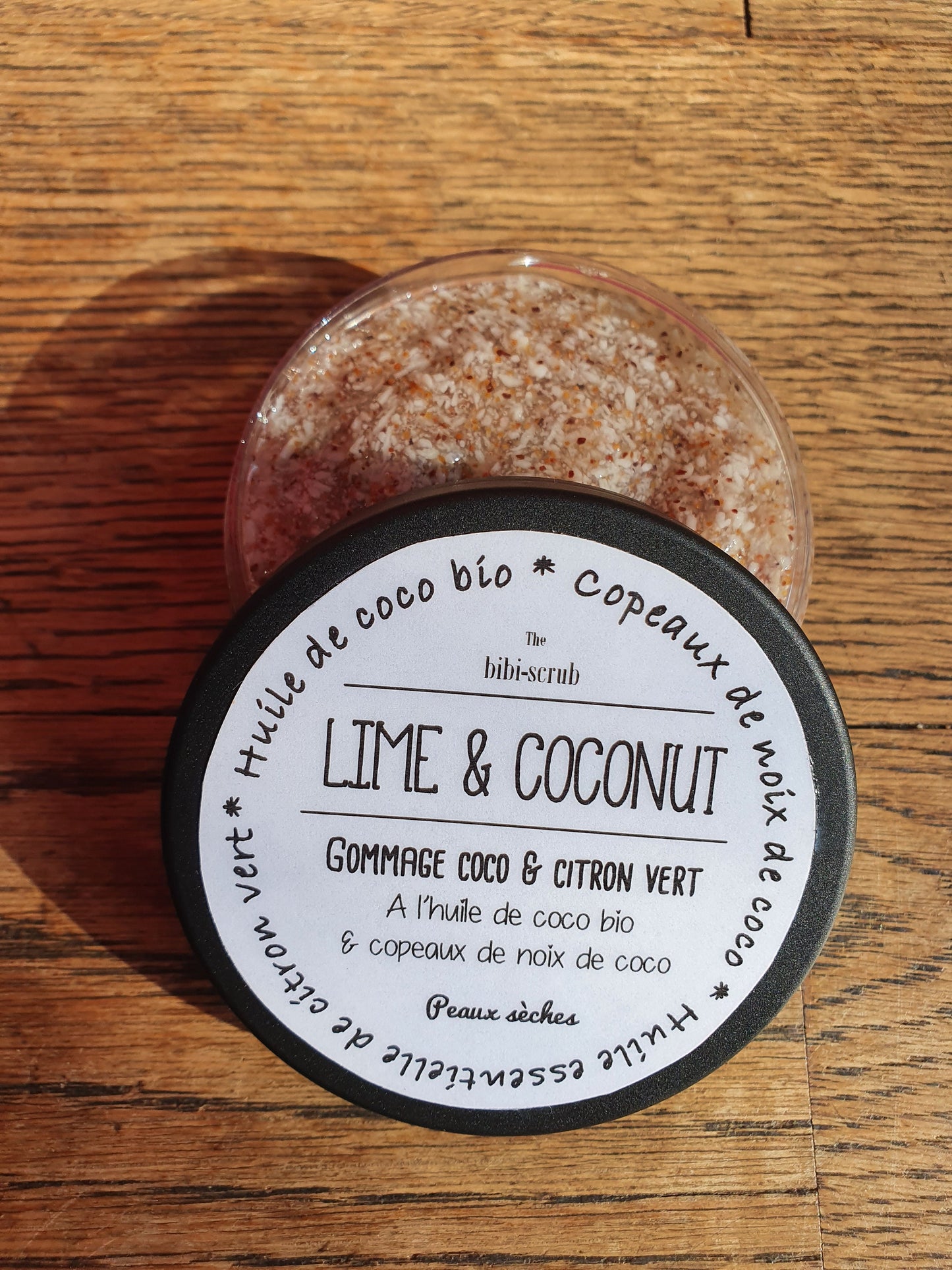 Le "Lime and Coconut", gommage exfolient scrub doux pour le visage à la noix de coco et à l'huile essentielle de citron vert pour les peaux en manque d'hydratation