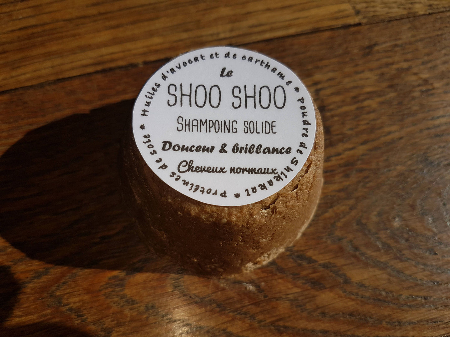 Le "Shoo Shoo, douceur et brillance", shampoing solide artisanal cheveux normaux à l'huile d'avocat, d’olive et de carthame et à la protéine de soie