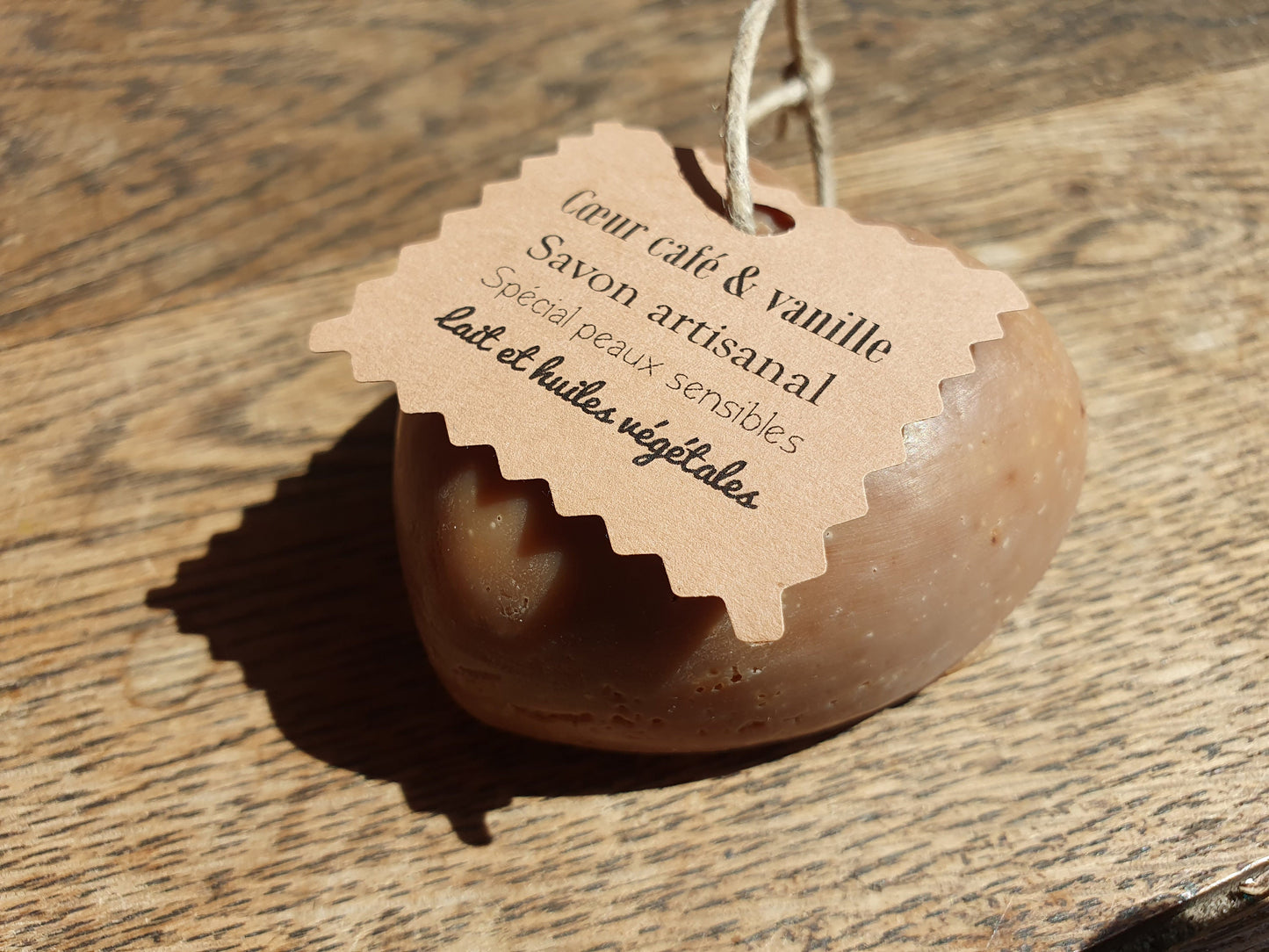 Le "Cœur café-vanille", savon artisanal surgras saponifié à froid au café et parfumé à la vanille légèrement exfolient