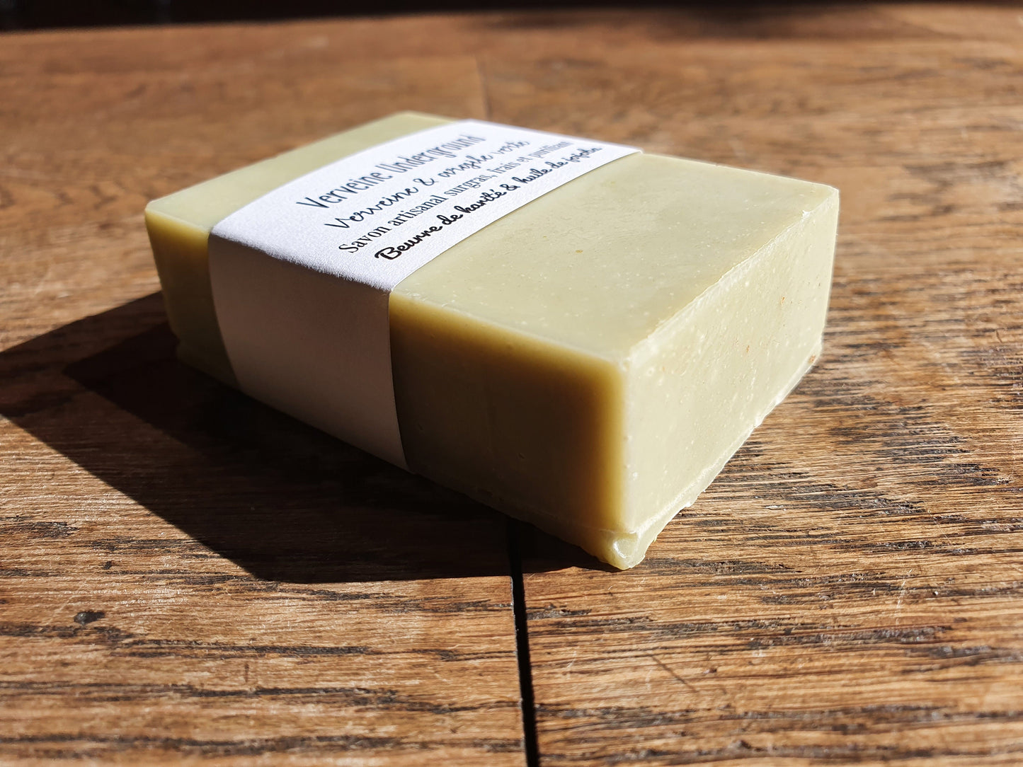Le "Verveine Underground", savon artisanal surgras saponifié à froid purifiant pour les peaux grasses à l'argile verte, verveine, huile de coco et beurre de karité