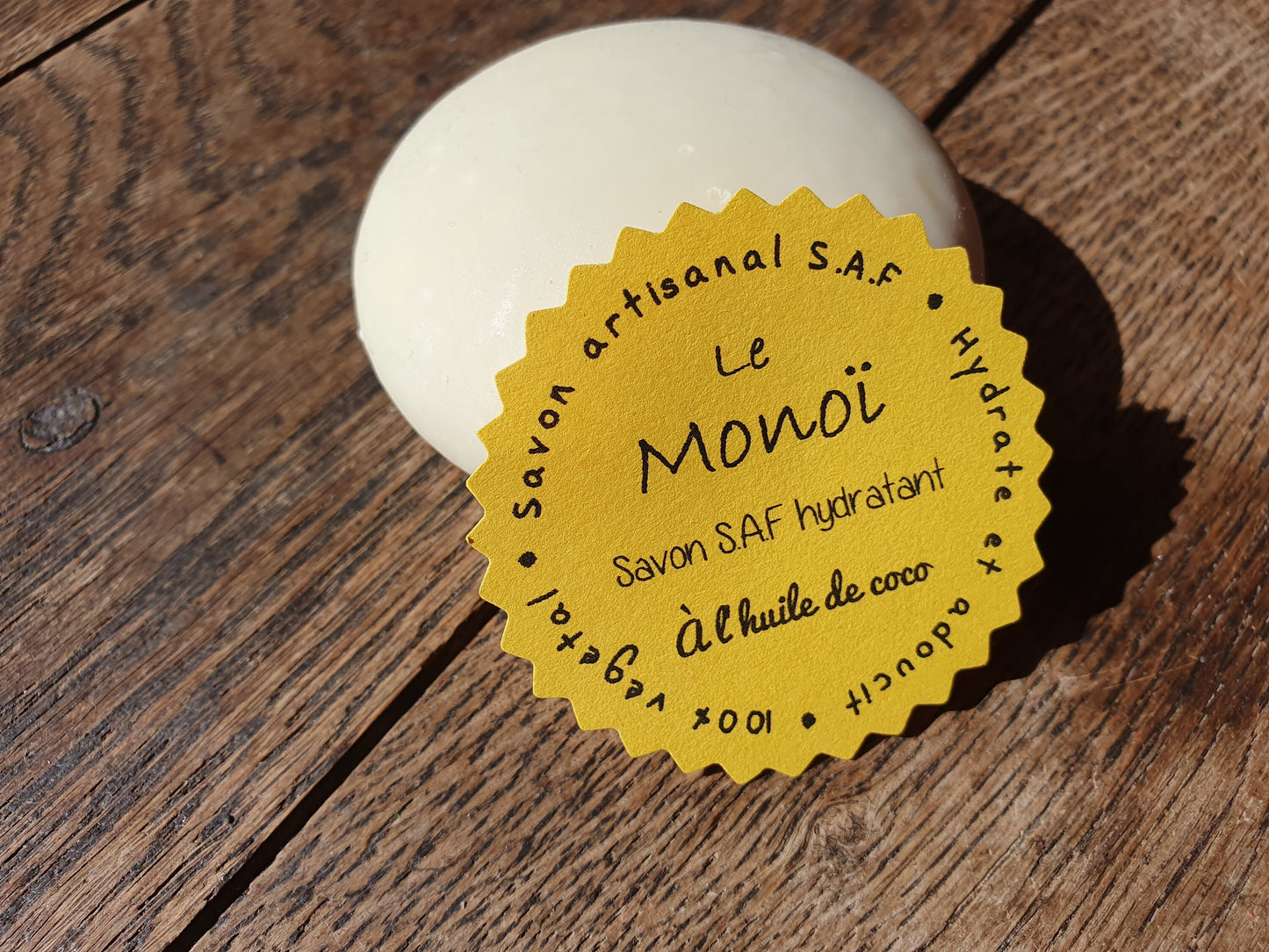 Le "Monoï", savon artisanal surgras saponifié à froid aux huiles végétales de coco, olive et parfumé au monoï