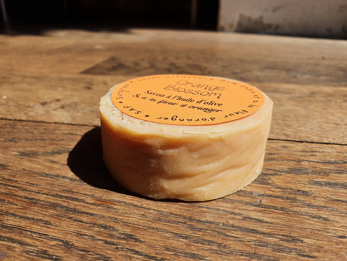 Le "Orange blossom", savon artisanal surgras saponifié à froid à l'huile d'olive et à la fleur d'oranger au parfum divin