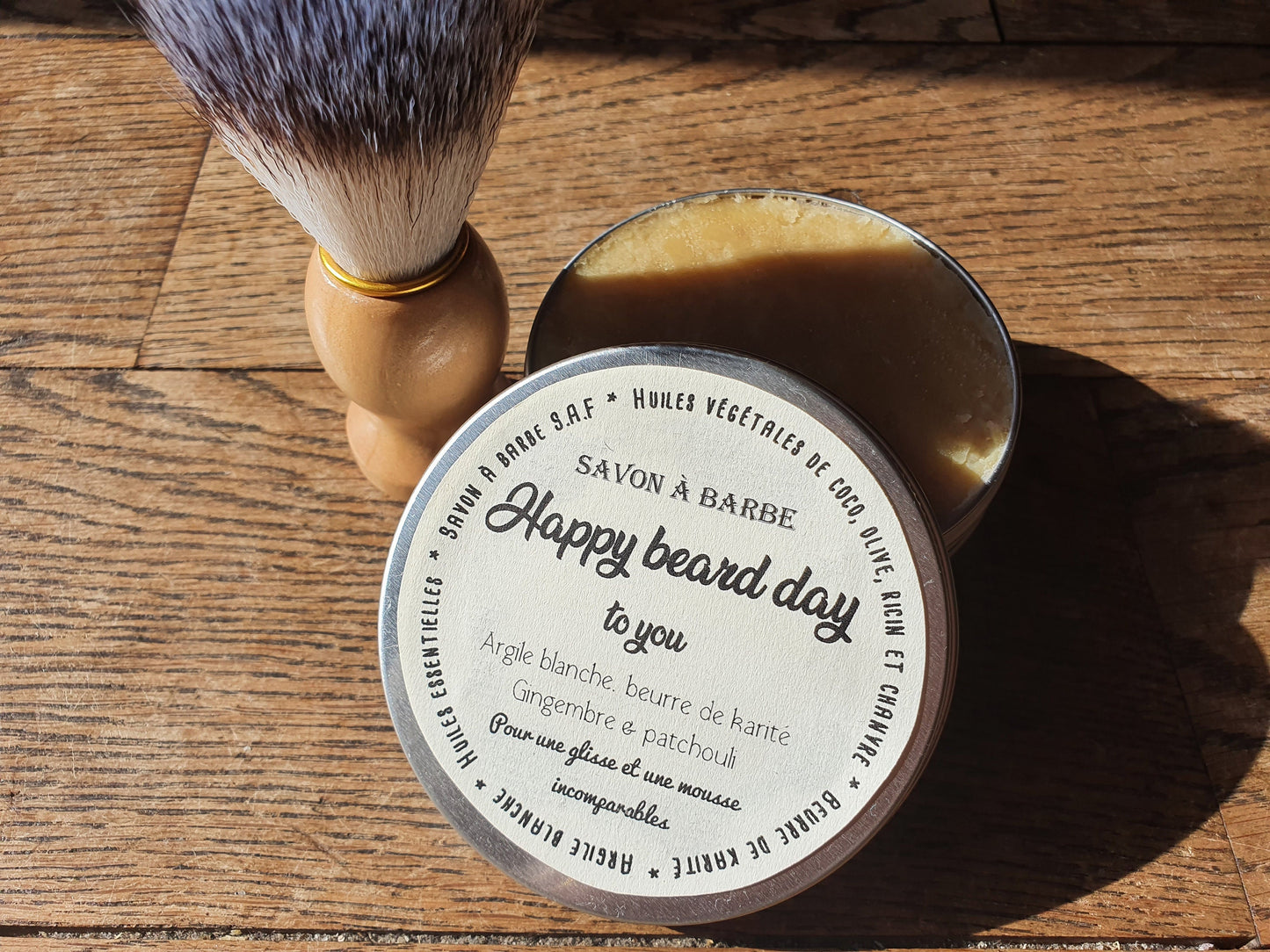 Le "Happy beard day", savon à barbe artisanal surgras saponifié à froid, à l'argile blanche et au karité pour le rasage de ces messieurs