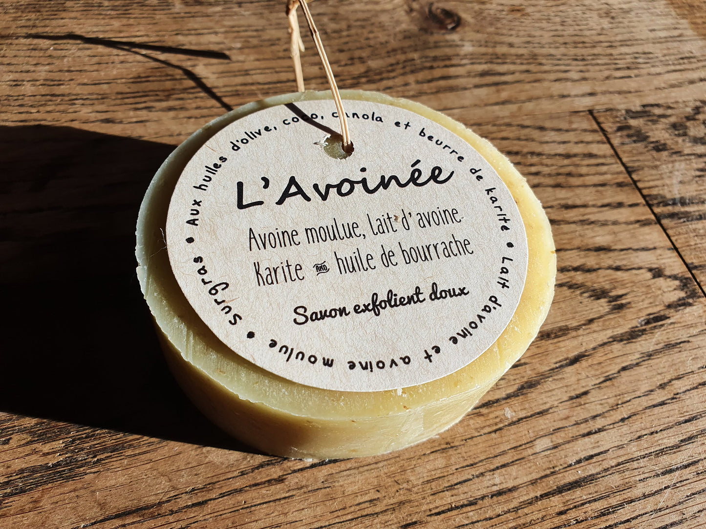 L"Avoinée", savon artisanal surgras saponifié à froid exfolient doux à l'avoine moulue, huile de bourrache et beurre de karité pour peaux sensibles
