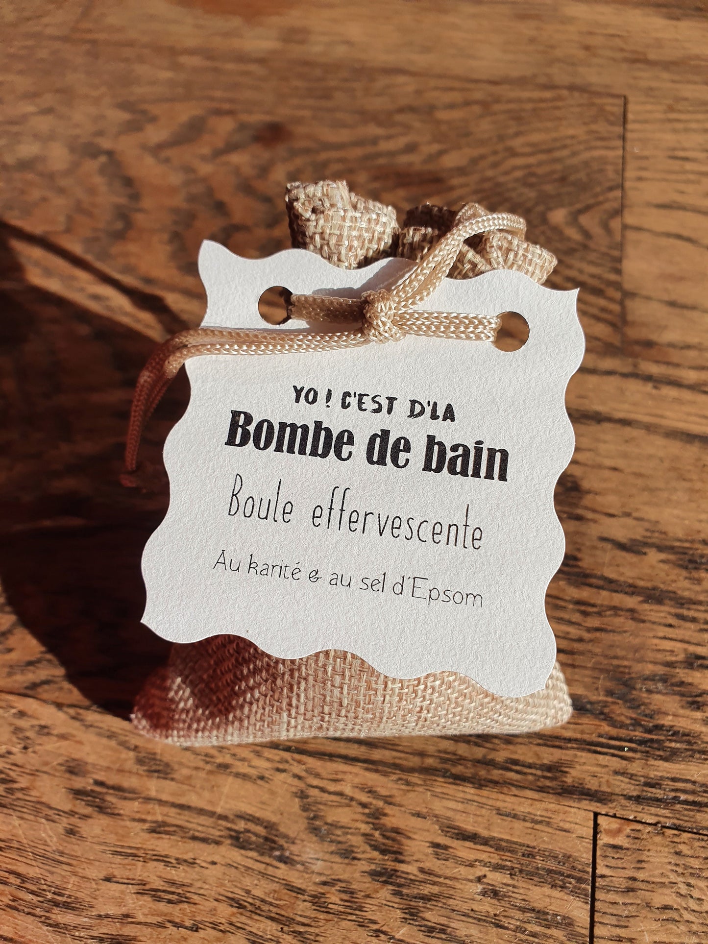 La boule de bain effervescente "Yo ! C'est d'la bombe de bain !" au beurre de karité et au sel d'Epsom relaxant, parfumée au choix
