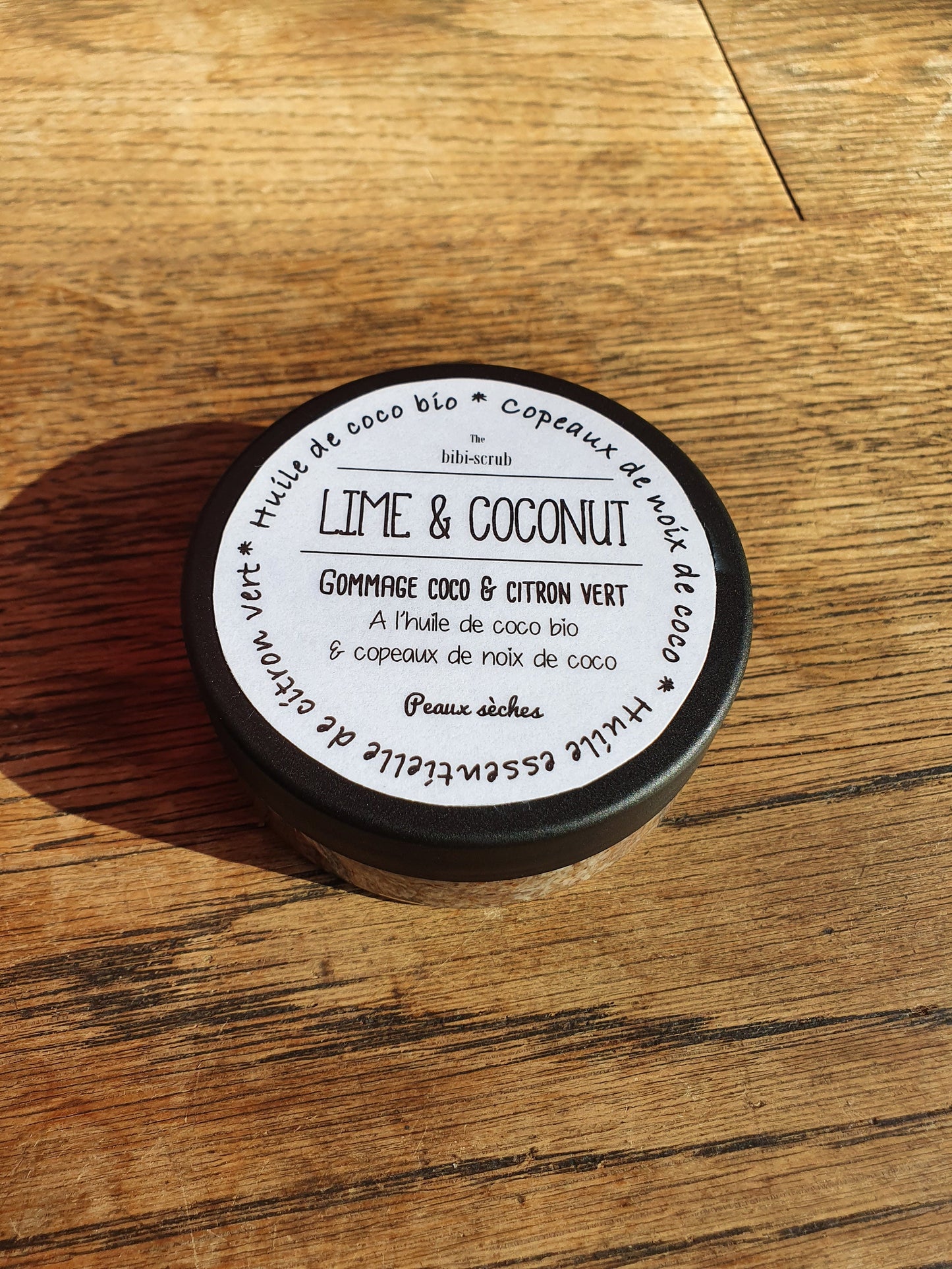 Le "Lime and Coconut", gommage exfolient scrub doux pour le visage à la noix de coco et à l'huile essentielle de citron vert pour les peaux en manque d'hydratation