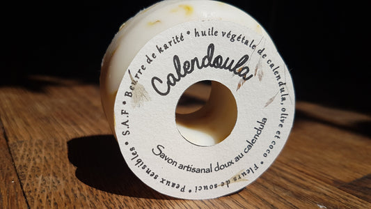 Le "Calendoula", savon artisanal surgras saponifié à froid au macérât de calendula, au beurre de karité et aux fleurs de souci pour les peaux sèches et sensibles