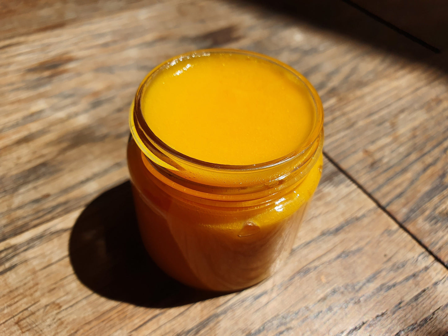La "Light me up", crème de jour éclat du teint à l'huile de buriti, au macérât de carotte et huile essentielle de géranium peaux ternes
