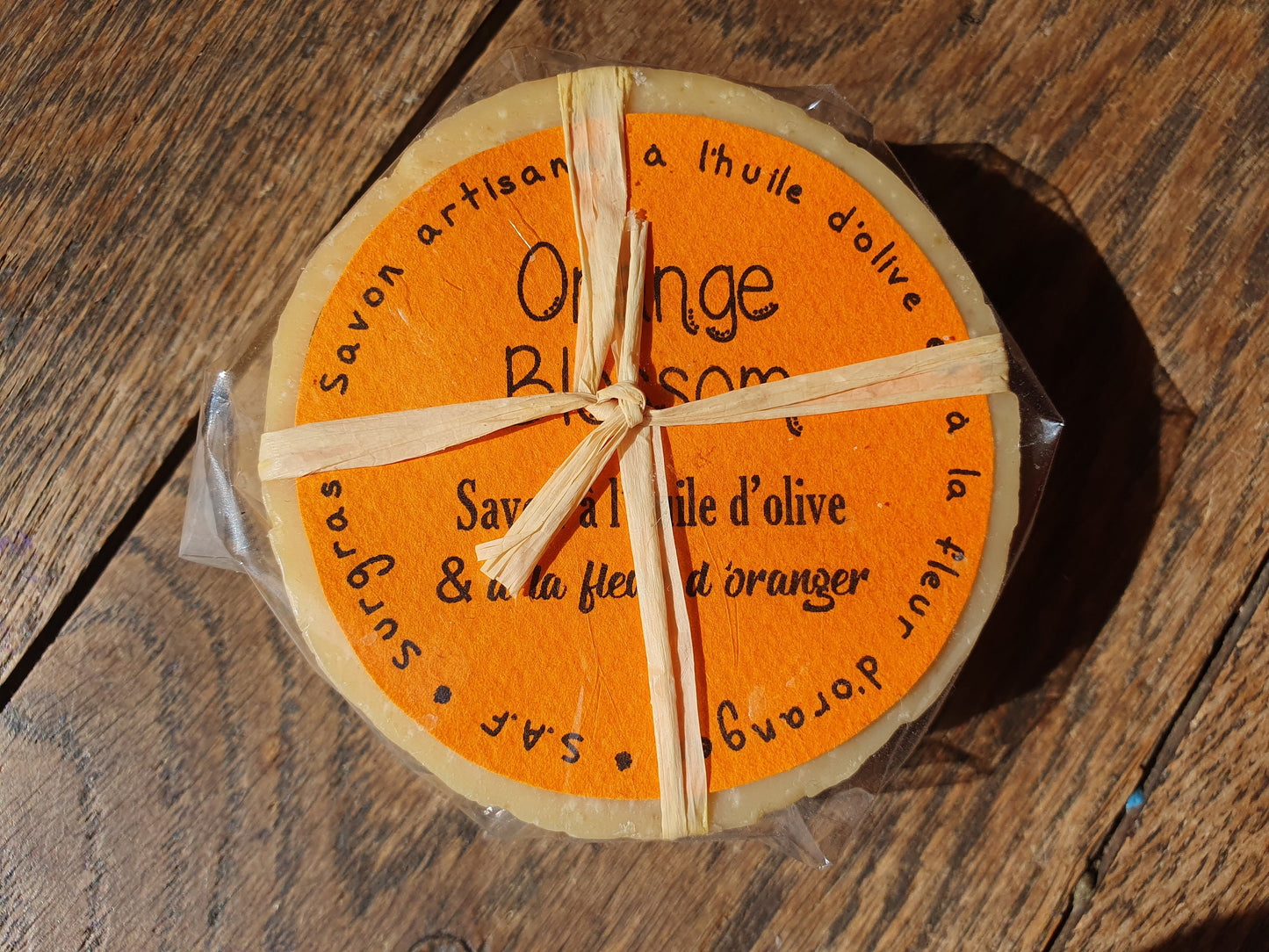 Le "Orange blossom", savon artisanal surgras saponifié à froid à l'huile d'olive et à la fleur d'oranger au parfum divin