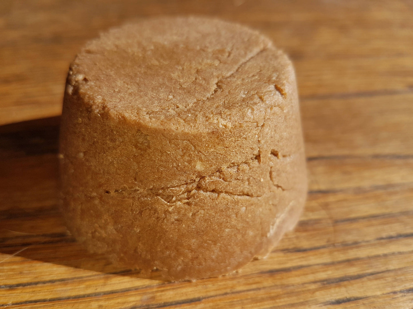 Le "Shoo Shoo cheveux secs et abîmés", shampoing solide artisanal à l'huile d'avocat, coco, ricin et huile essentielle d'ylang-ylang pour une hydratation optimale