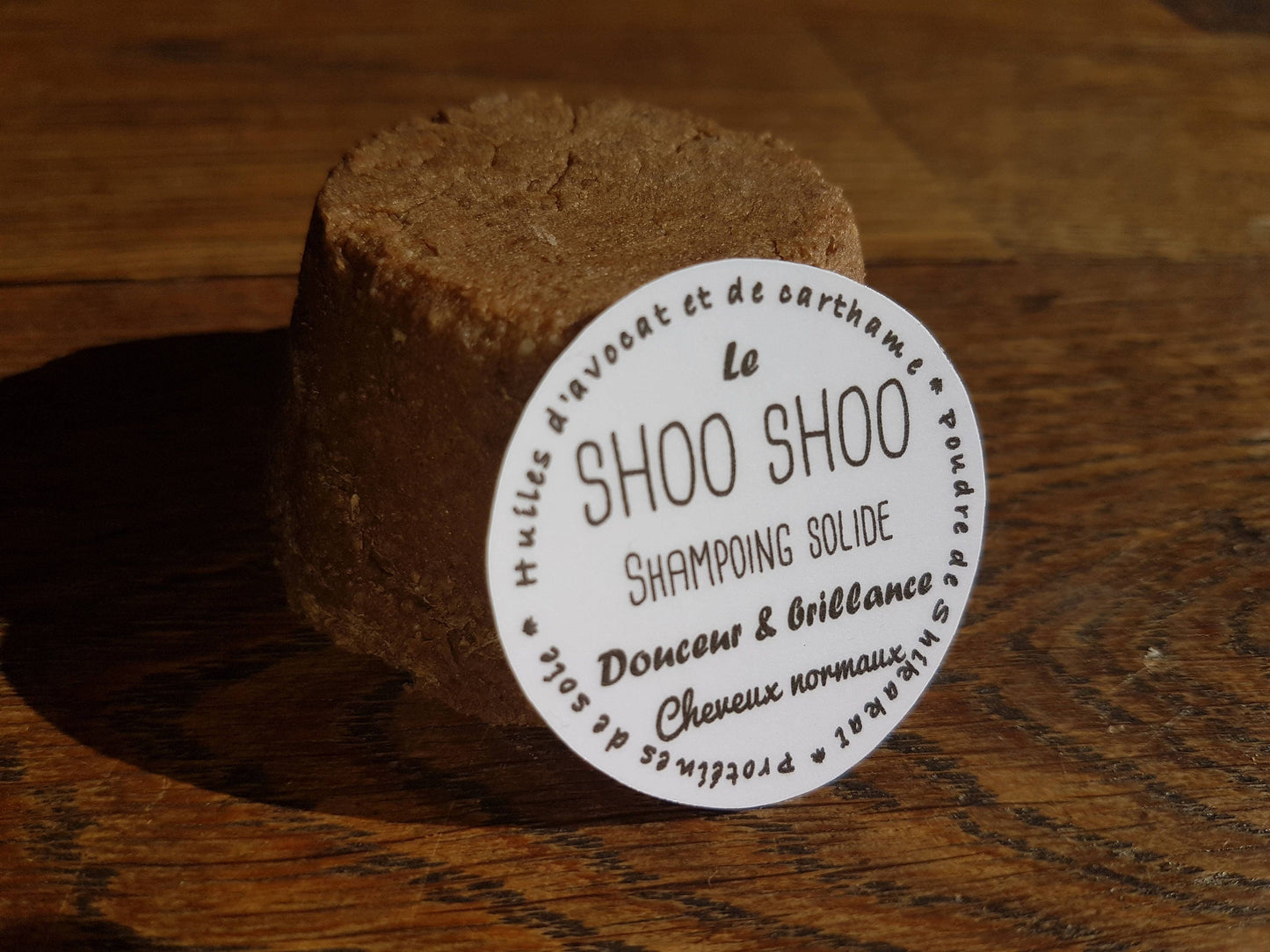 Le "Shoo Shoo, douceur et brillance", shampoing solide artisanal cheveux normaux à l'huile d'avocat, d’olive et de carthame et à la protéine de soie