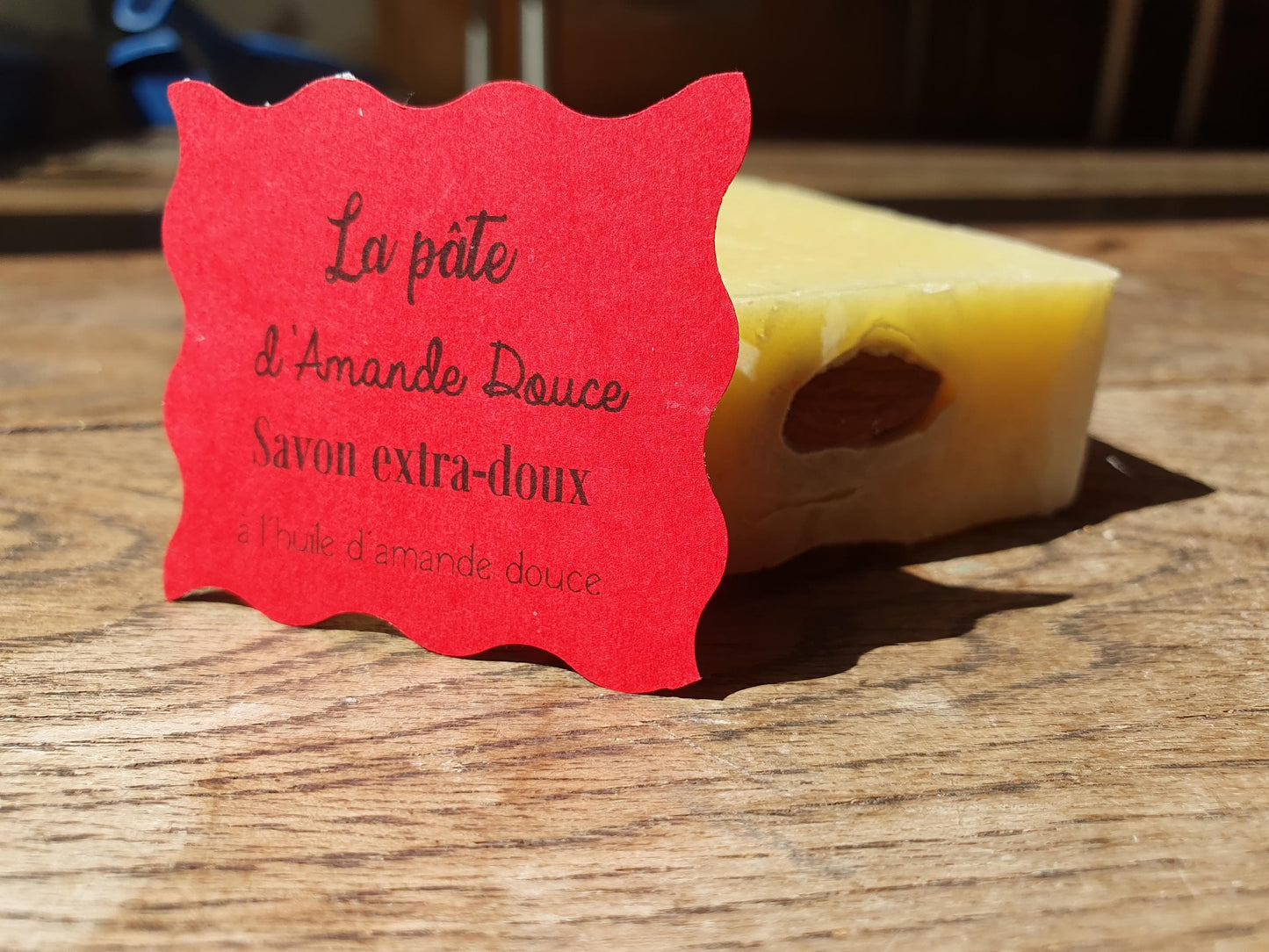 La "Pâte d'amande douce", savon artisanal surgras saponifié à froid tout doux à l'huile d'amande douce, olive, coco et fragrance amande divine