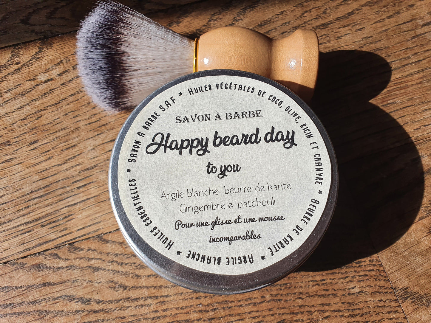 Le "Happy beard day", savon à barbe artisanal surgras saponifié à froid, à l'argile blanche et au karité pour le rasage de ces messieurs